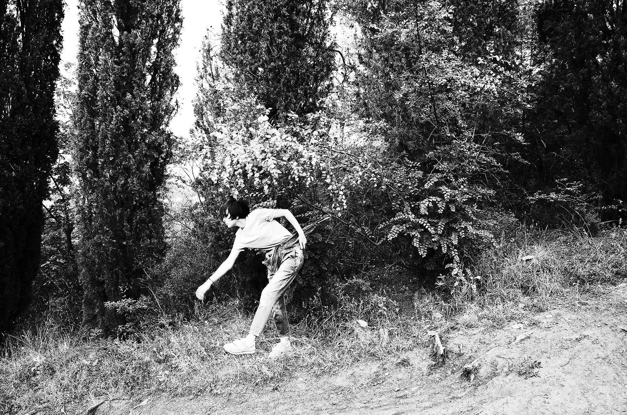 Черно-белый портрет в лесу