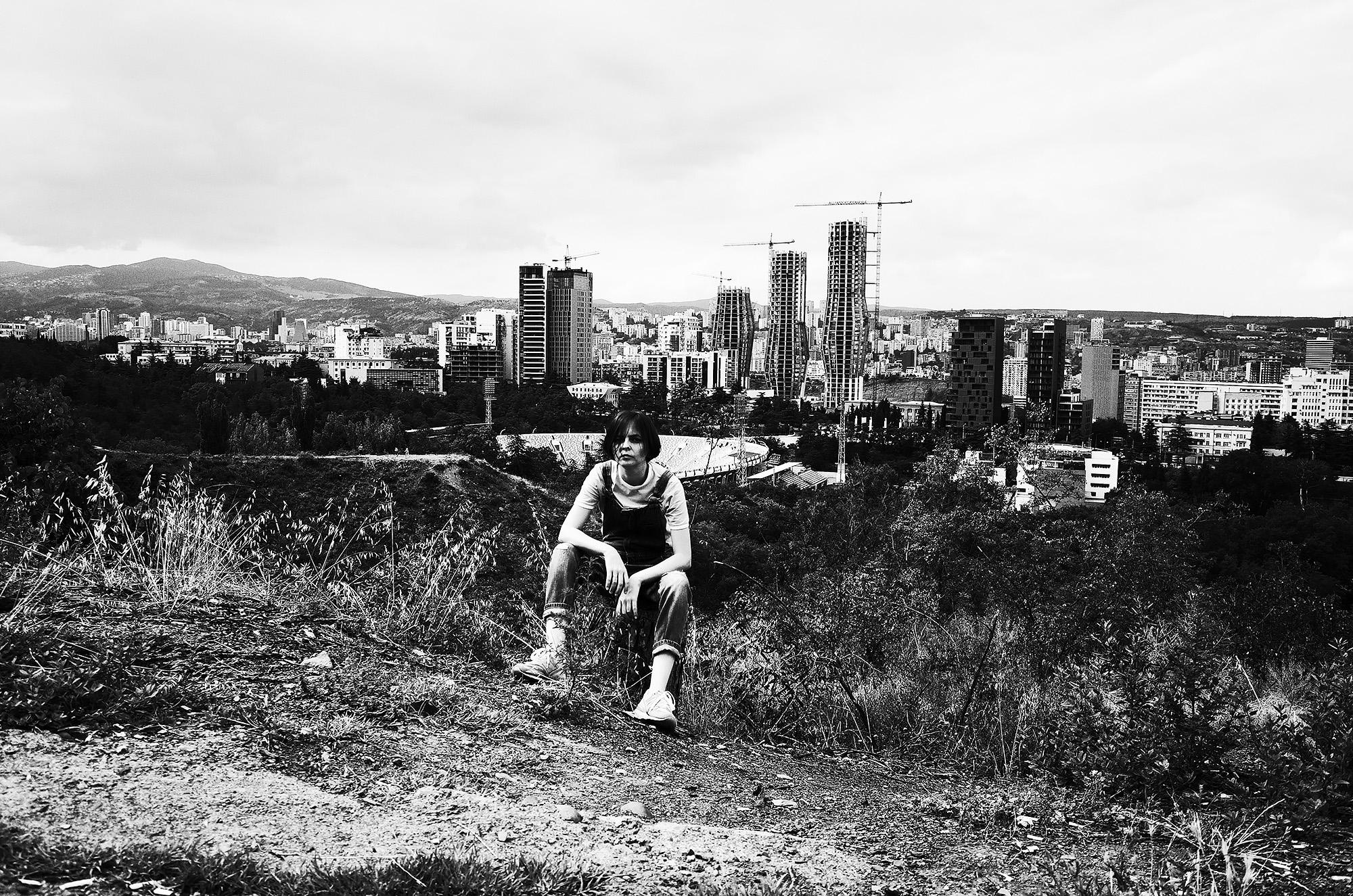 Портрет человека на фоне города