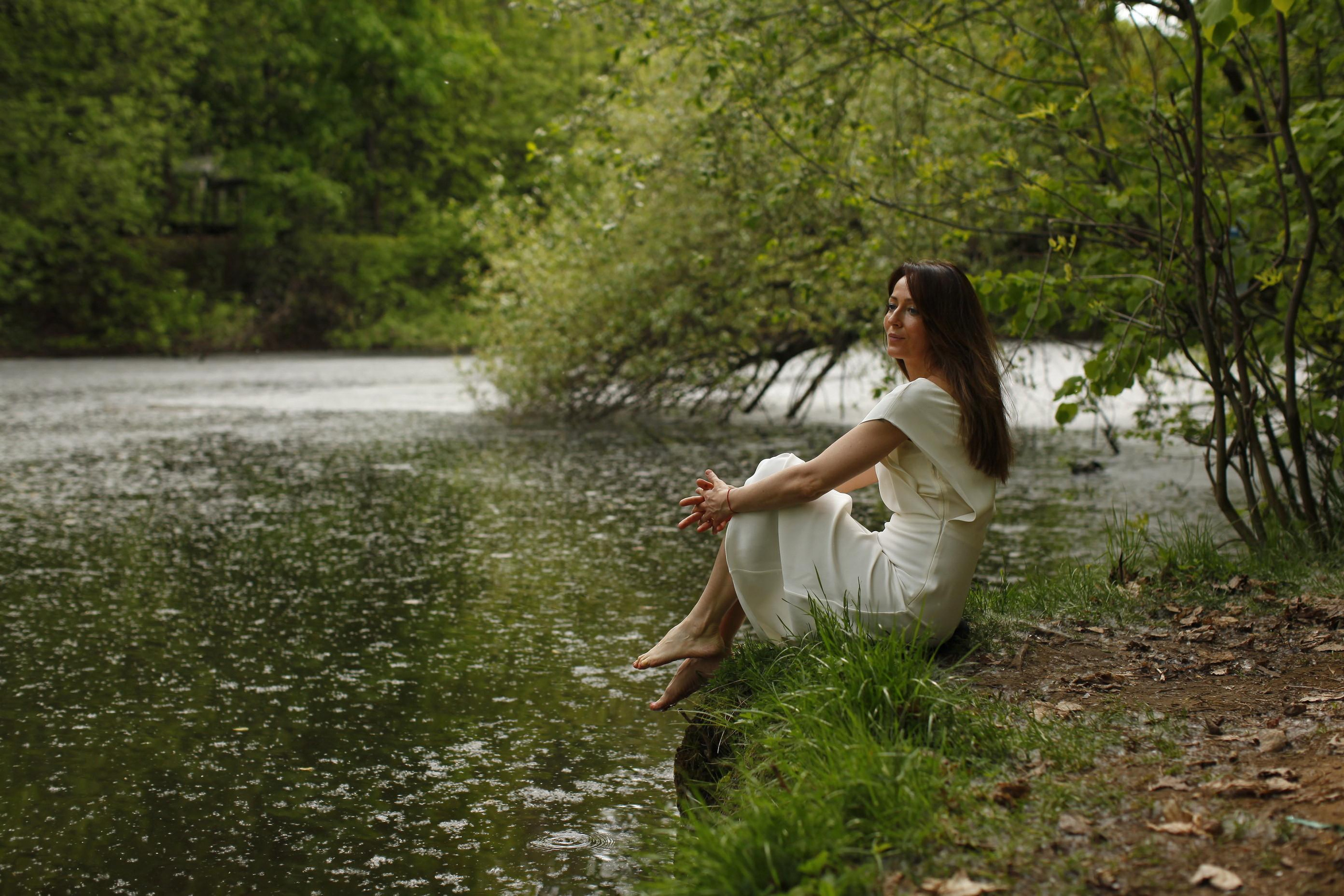 Фотосессия в Москве, фотограф индивидуальный, качественный контент фотограф,  весенняя фото прогулка у воды, фотосессия в парке, красивые кадры для девушки, персональная фотосессия, светлая фотосессия, фотография для девушки, уникальные кадры красивой девушки, фото на природе босиком на реке