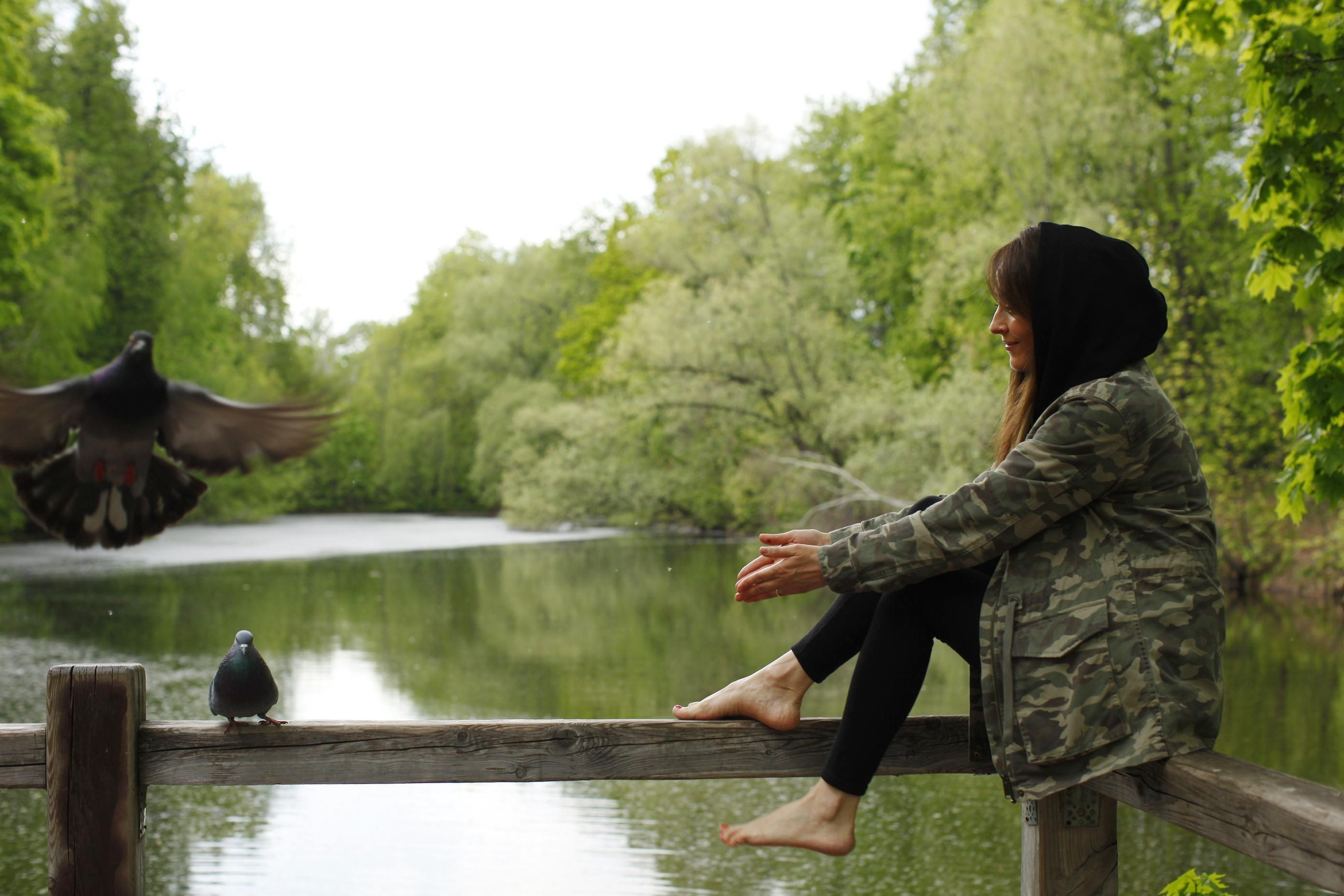 в гармонии с природой фотографии девушки, босиком в лесу у воды фотография