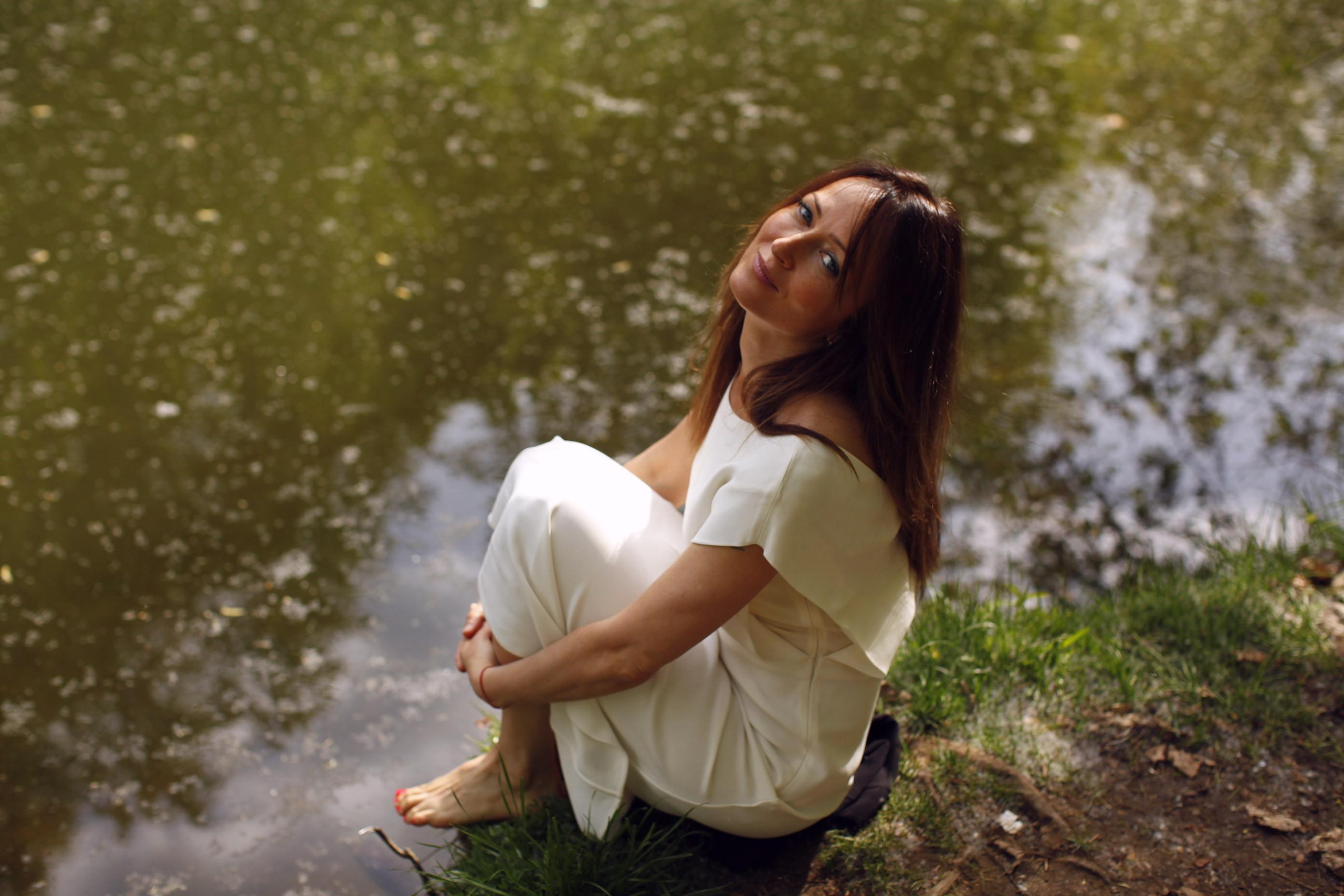 Фотосессия в Москве, фотограф индивидуальный фотограф в большом городе,  профессиональный фотограф, весенняя фото прогулка, фотосессия в парке, красивые кадры для девушки, персональная фотосессия, светлая фотосессия, фотография для девушки, уникальные кадры красивой девушки, фото на природе босиком