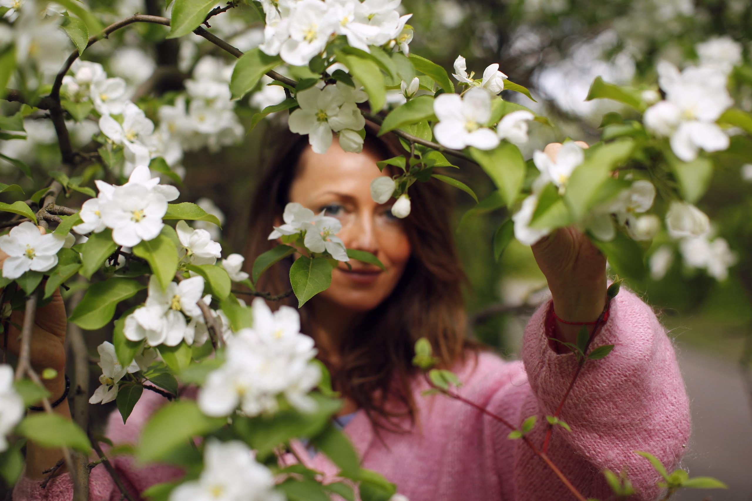 Фотосессия в Москве, фотограф индивидуальный, весенняя фото прогулка, фотосессия в парке горького, красивые кадры для девушки, персональная фотосессия, светлая фотосессия, фотография для девушки яркая, уникальные кадры красивой девушки весной, фото на природе в яблоневом цвете