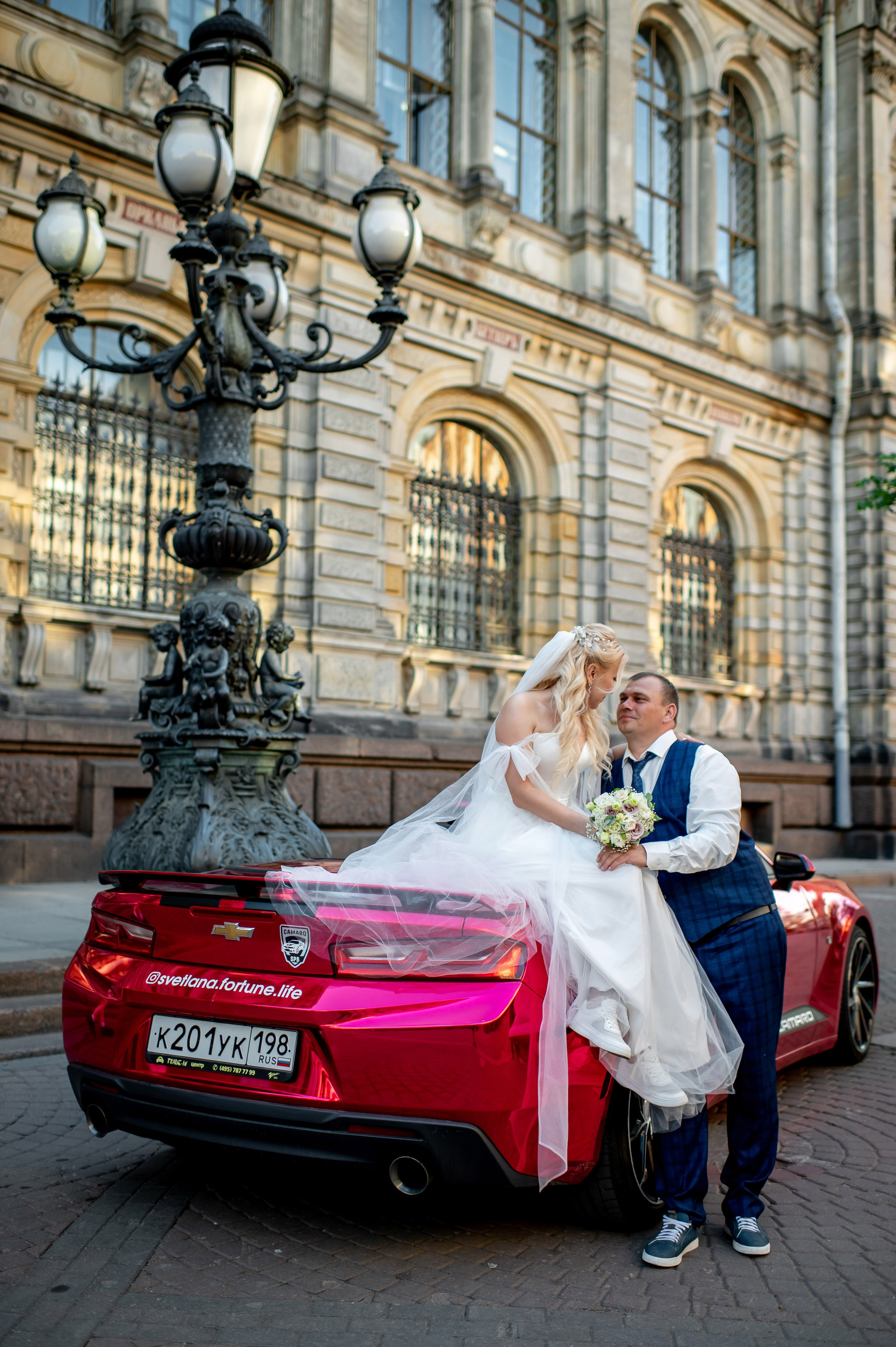 Евгения (фотосессия с малиновым chevrolet camaro, в сирени в Пушкине в Екатерининском парке). Портретный, семейный и свадебный фотограф в Санкт-Петербурге и в Пушкине Ширяев Денис