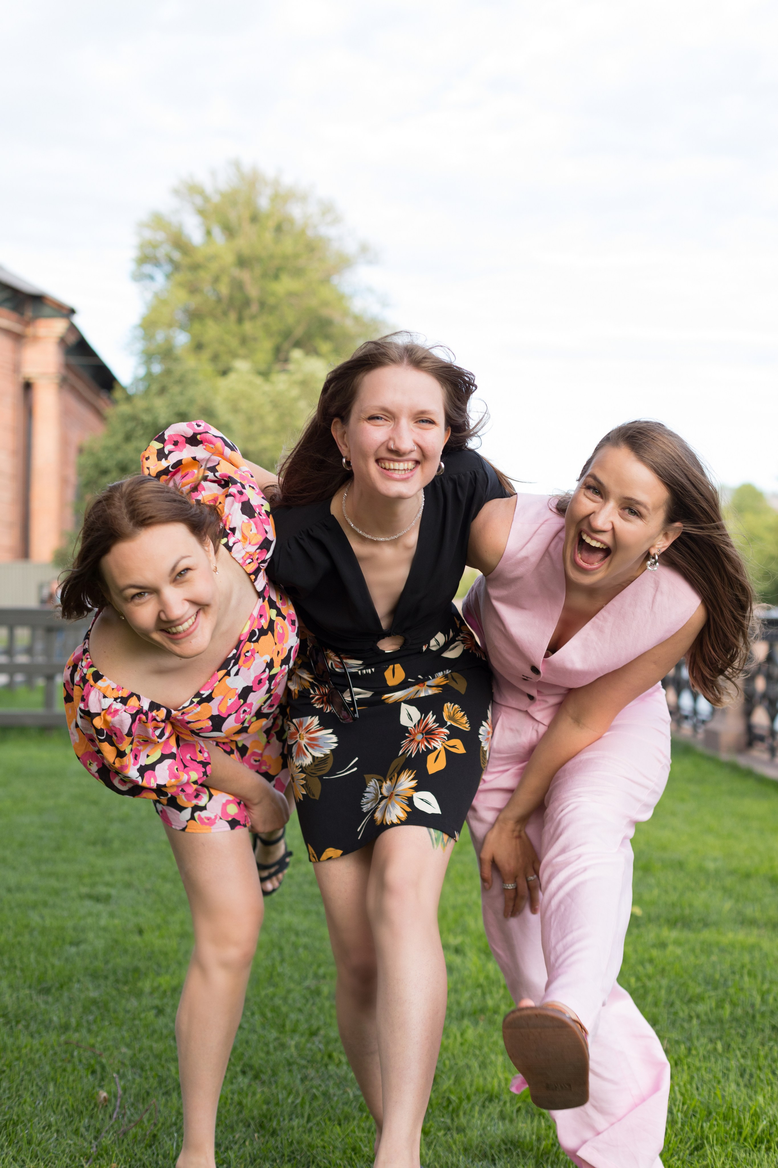 Летняя фотопрогулка трех подруг на острове Новая Голландия. Детский и контент фотограф Надя Волкова Санкт-Петербург