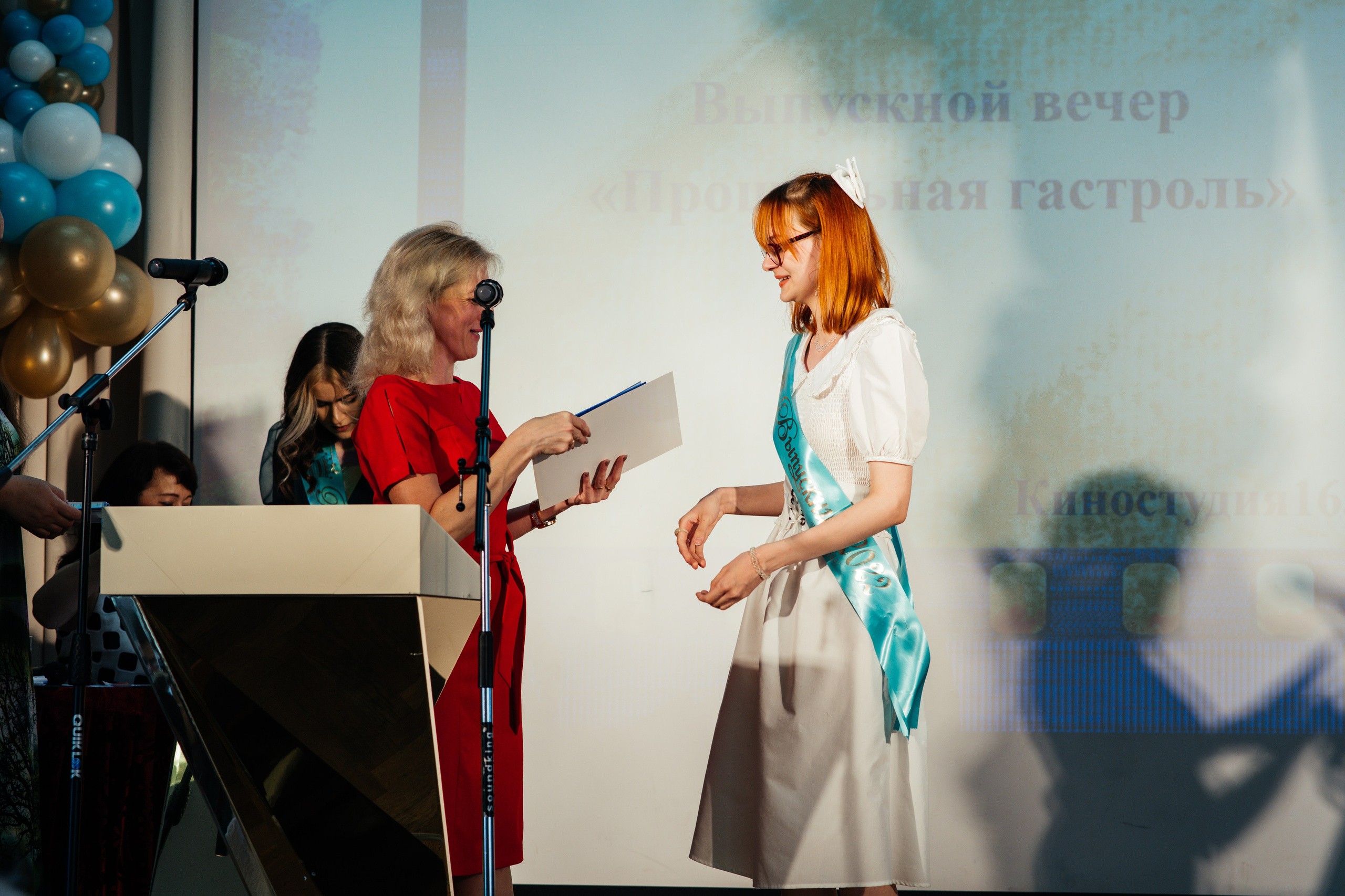 Вручение аттестатов. Выпускные альбомы в Подольске Москве и МО