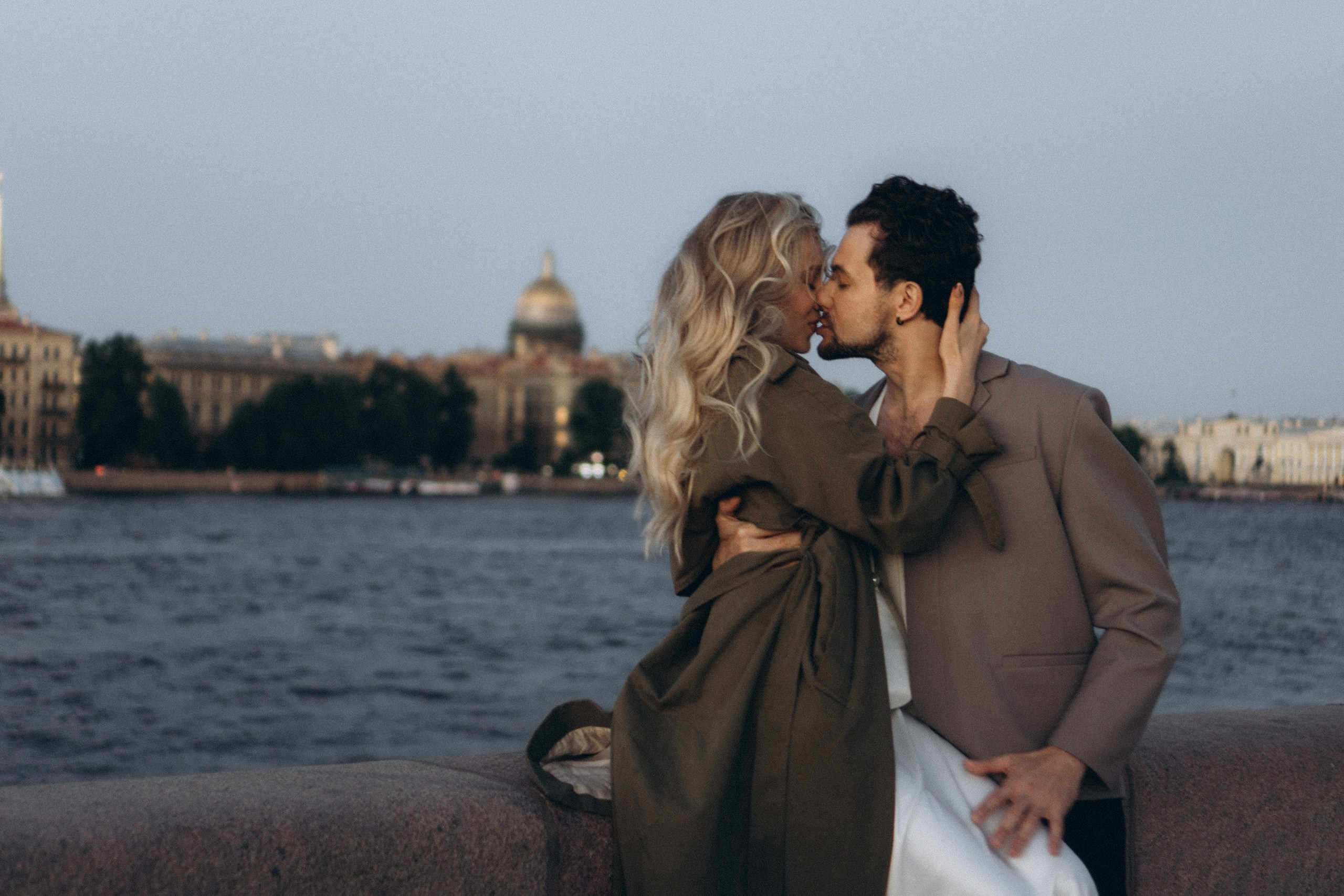 СВАДЕБНАЯ СЬЕМКА ПАРЫ НА РАССВЕТЕ В БЕЛЫЕ НОЧИ И ПРОГУЛКА С РАЗВОДНЫМИ МОСТАМИ И ПИКНИК ВОЗЛЕ ИСАКИЕВСКОГО СОБОРА. Профессиональный фотограф, Санкт-Петербург — Виктория Богомолова