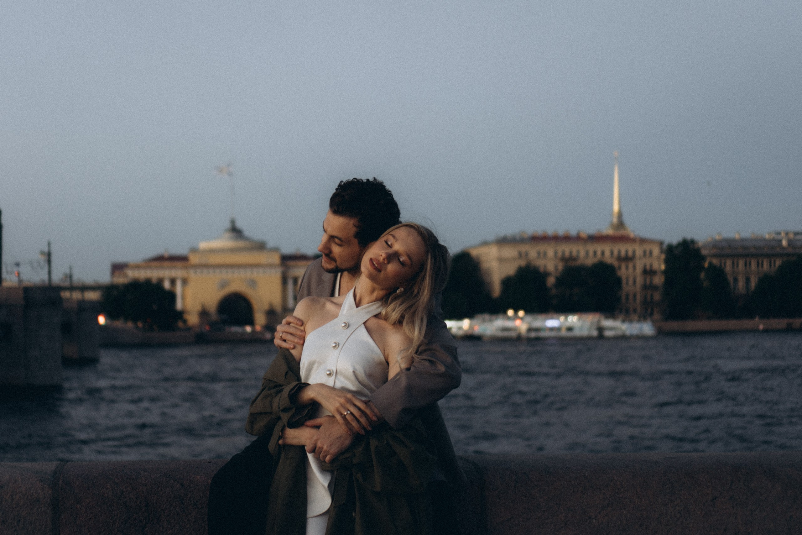 СВАДЕБНАЯ СЬЕМКА ПАРЫ НА РАССВЕТЕ В БЕЛЫЕ НОЧИ И ПРОГУЛКА С РАЗВОДНЫМИ МОСТАМИ И ПИКНИК ВОЗЛЕ ИСАКИЕВСКОГО СОБОРА. Профессиональный фотограф, Санкт-Петербург — Виктория Богомолова