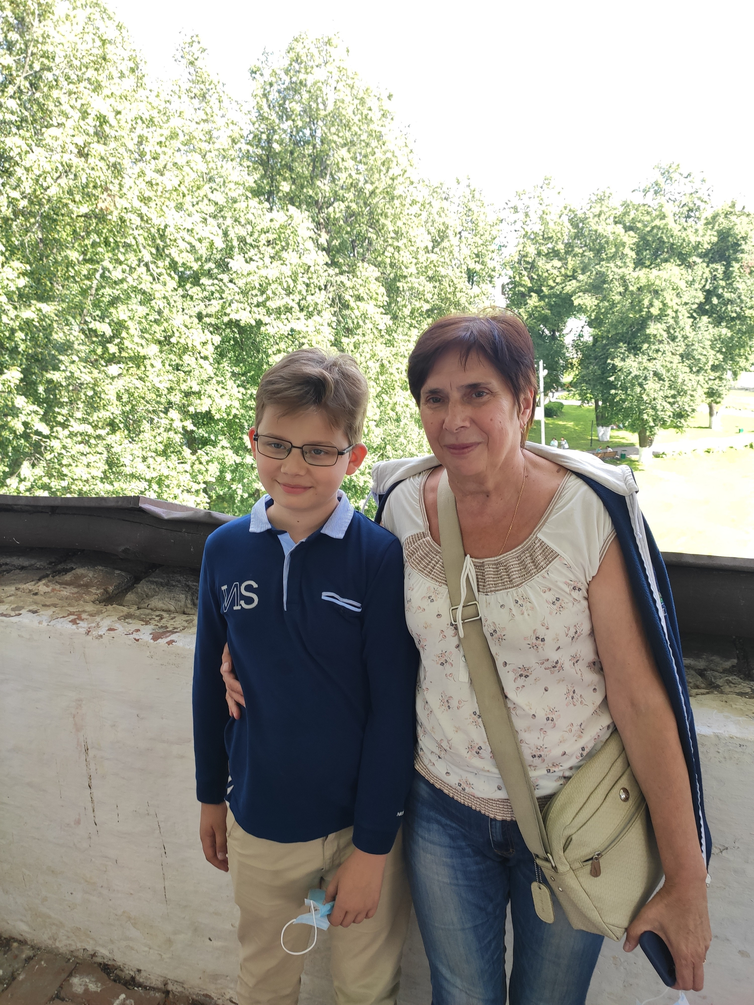 На территории аккуратно снимали маски только для фото. Было такое время еще недавно