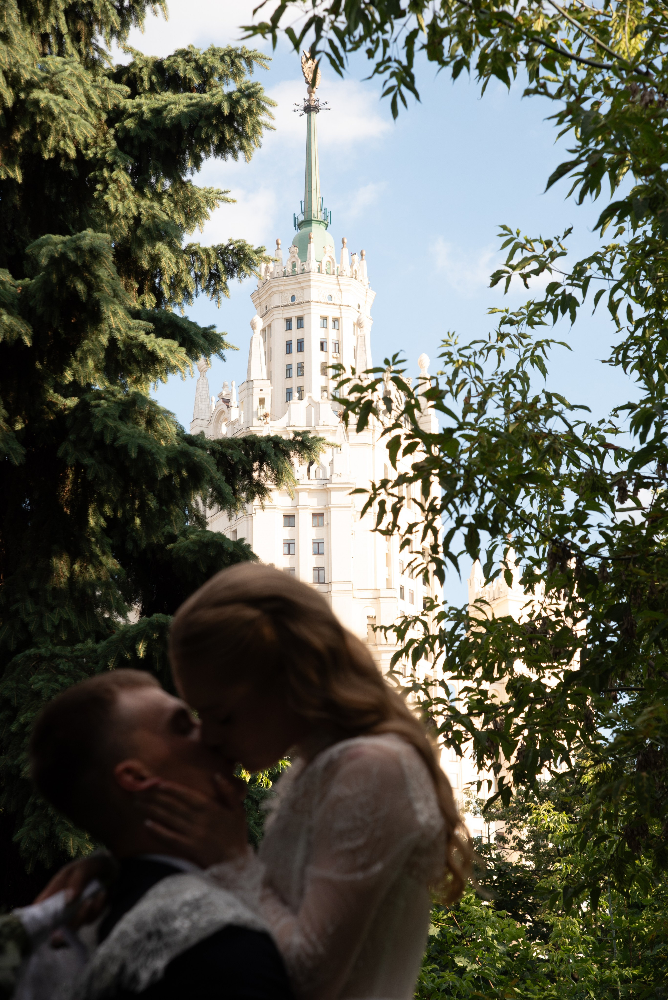 Прогулка в Устьинском сквере. Свадебный фотограф в Москве Анна Сдобнова