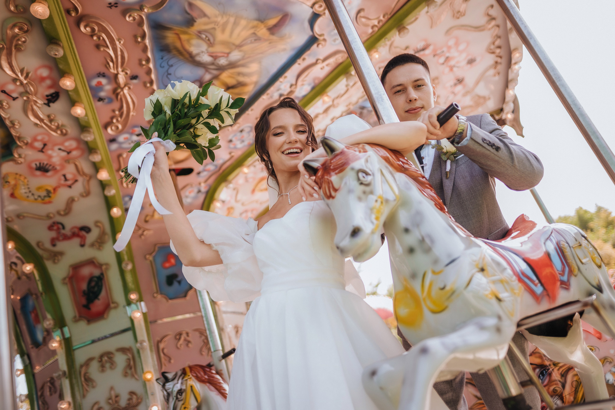 Свадебное фото в парке аттракционов на карусели, эмоции, Каменск-Уральский