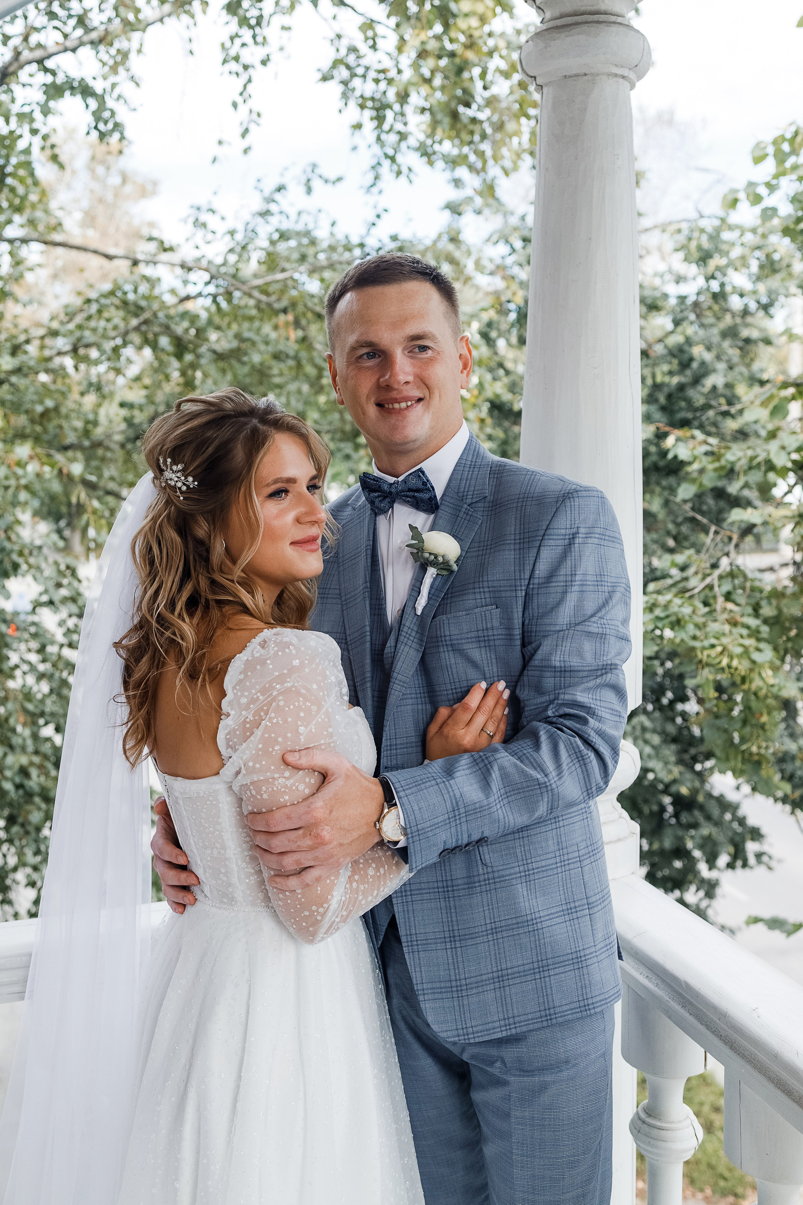 Трогательная выездная церемония в уютном дворике отеля. Олег Сверчков | Свадебный фотограф Вологда