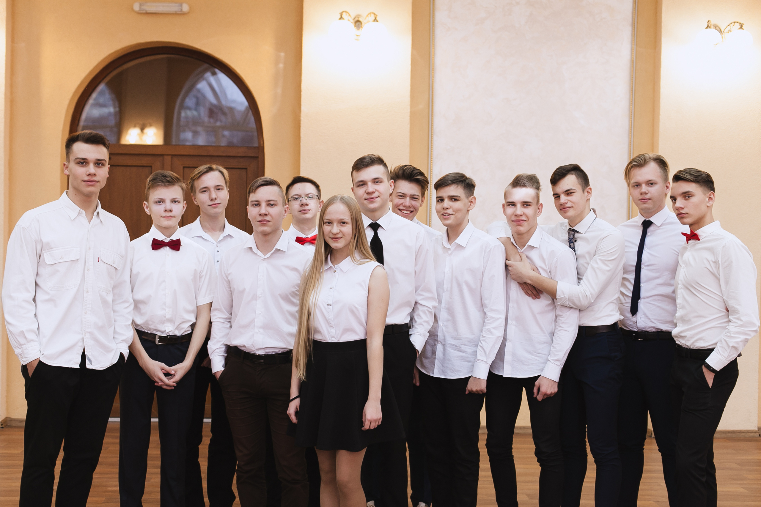 выпускной класс, групповое фото, общая фотография класса, одноклассники, школьники, школьные друзья, школа, выпускной, 11 класс, 1 сентября, фотосессия в школе, школьная фотосъемка