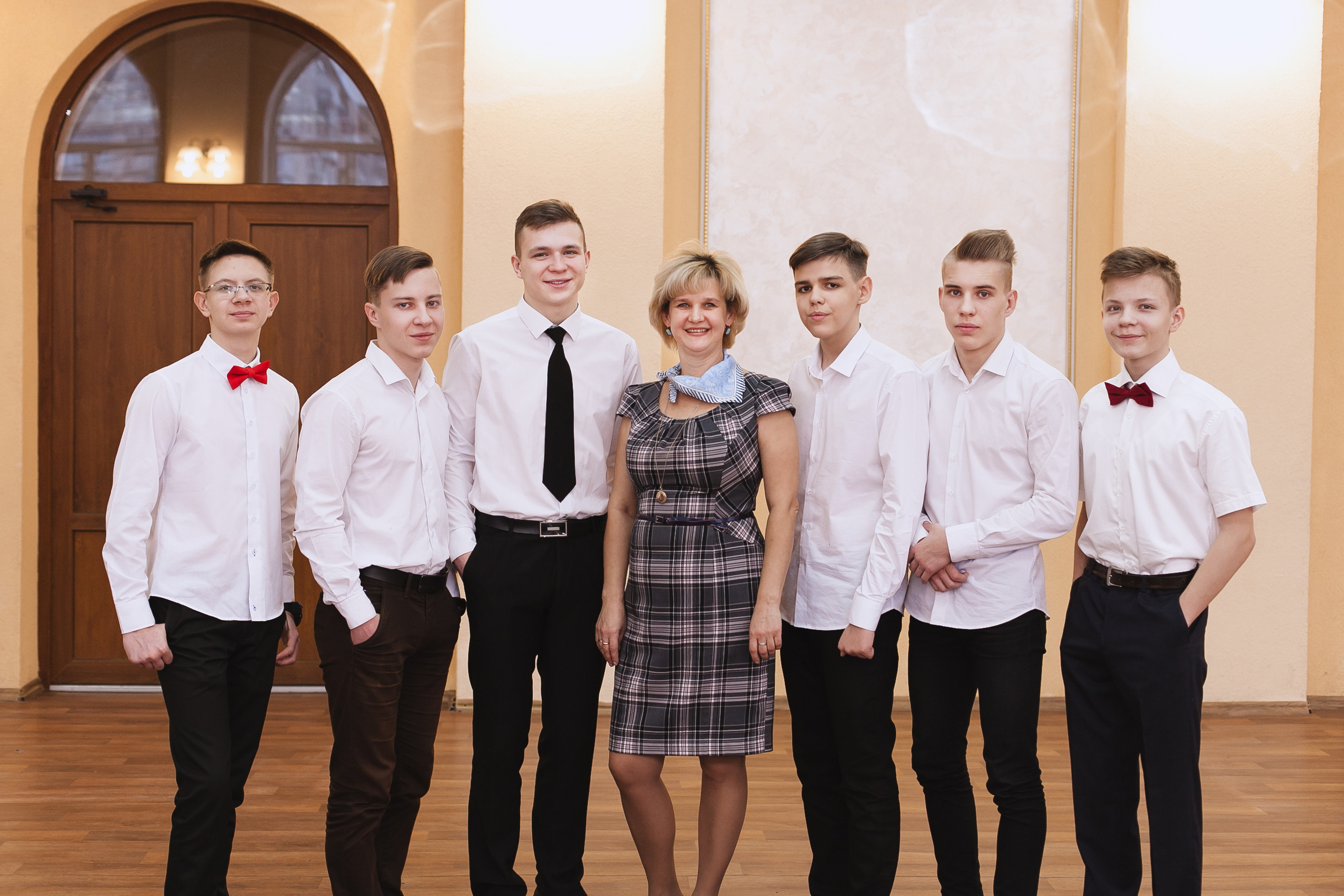выпускной класс, групповое фото, общая фотография класса, одноклассники, школьники, школьные друзья, школа, выпускной, 11 класс, 1 сентября, фотосессия в школе, школьная фотосъемка