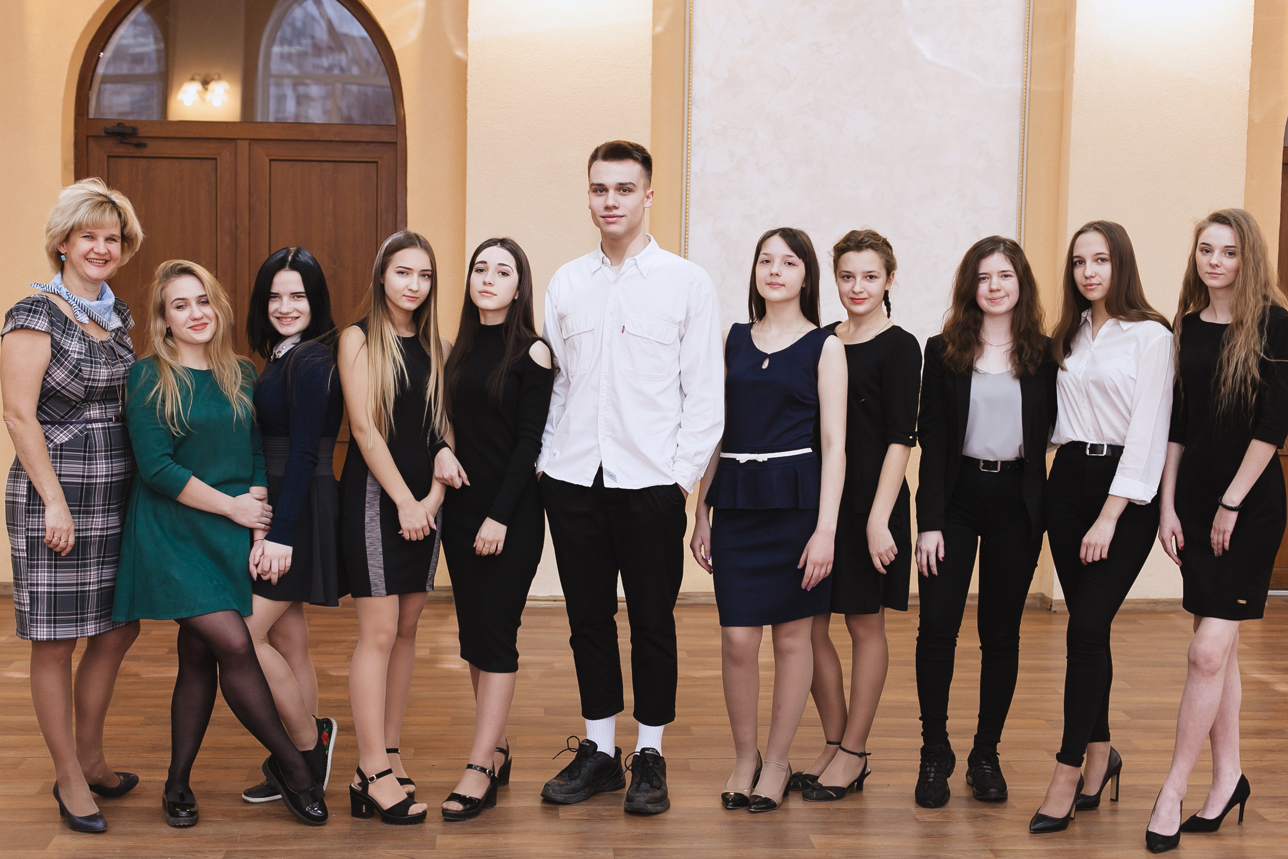 выпускной класс, групповое фото, общая фотография класса, одноклассники, школьники, школьные друзья, школа, выпускной, 11 класс, 1 сентября, фотосессия в школе, школьная фотосъемка