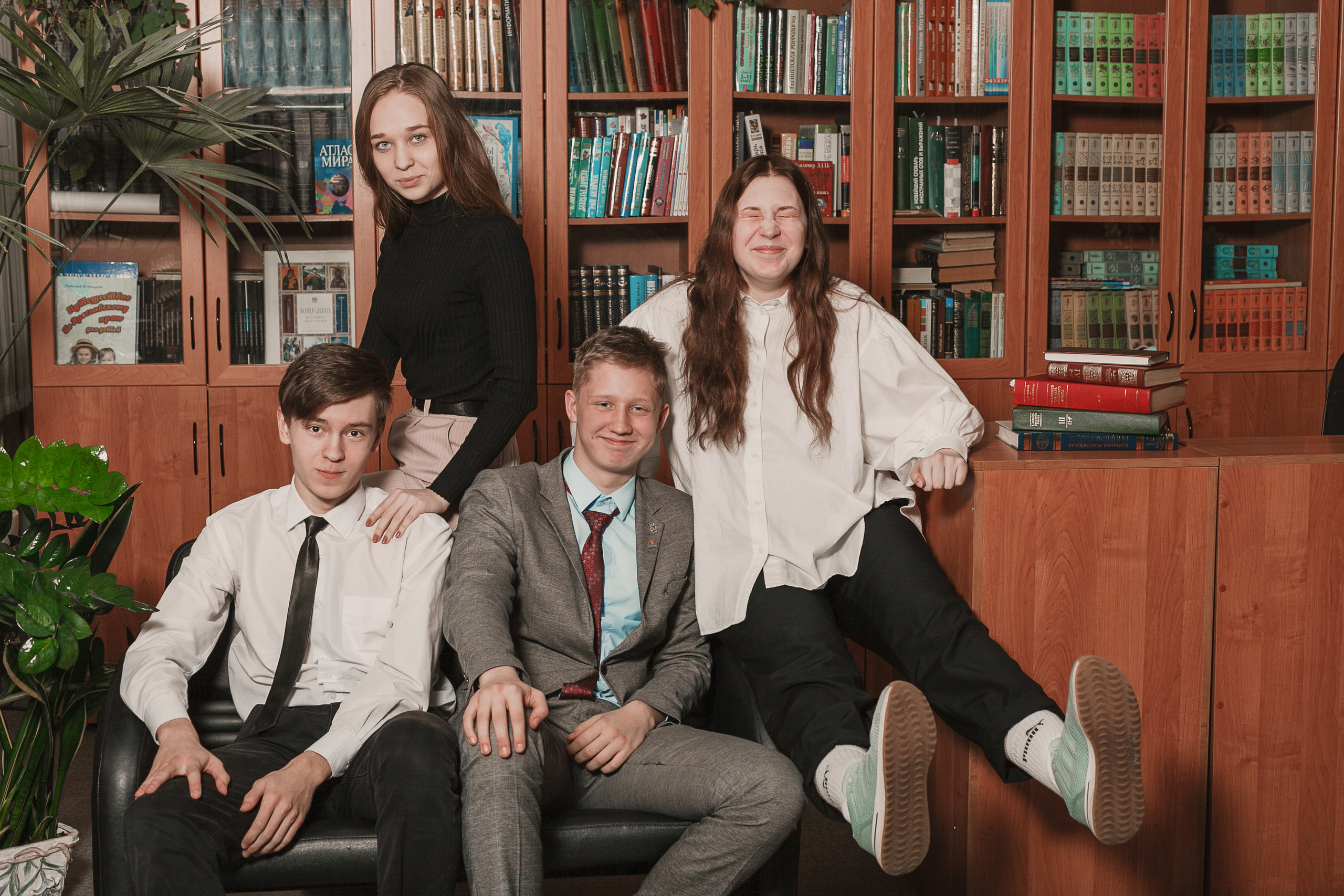 В школьной библиотеке г. Ярославль. Ирина Коновалова школьный фотограф. Выпускные альбомы Ярославль