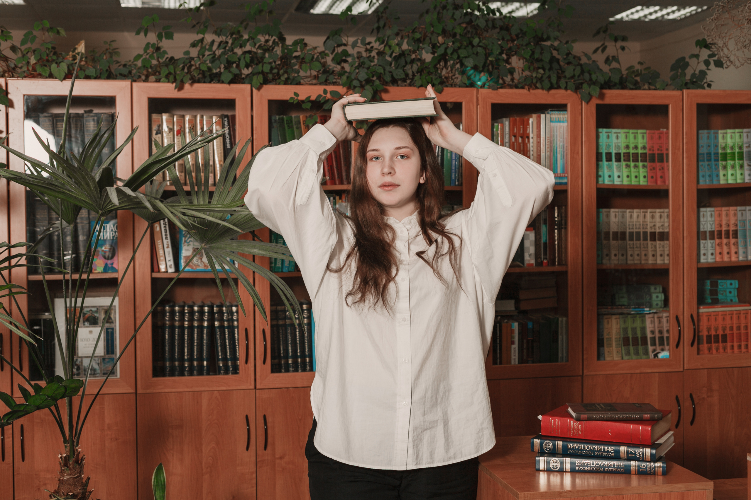 В школьной библиотеке г. Ярославль. Ирина Коновалова школьный фотограф. Выпускные альбомы Ярославль