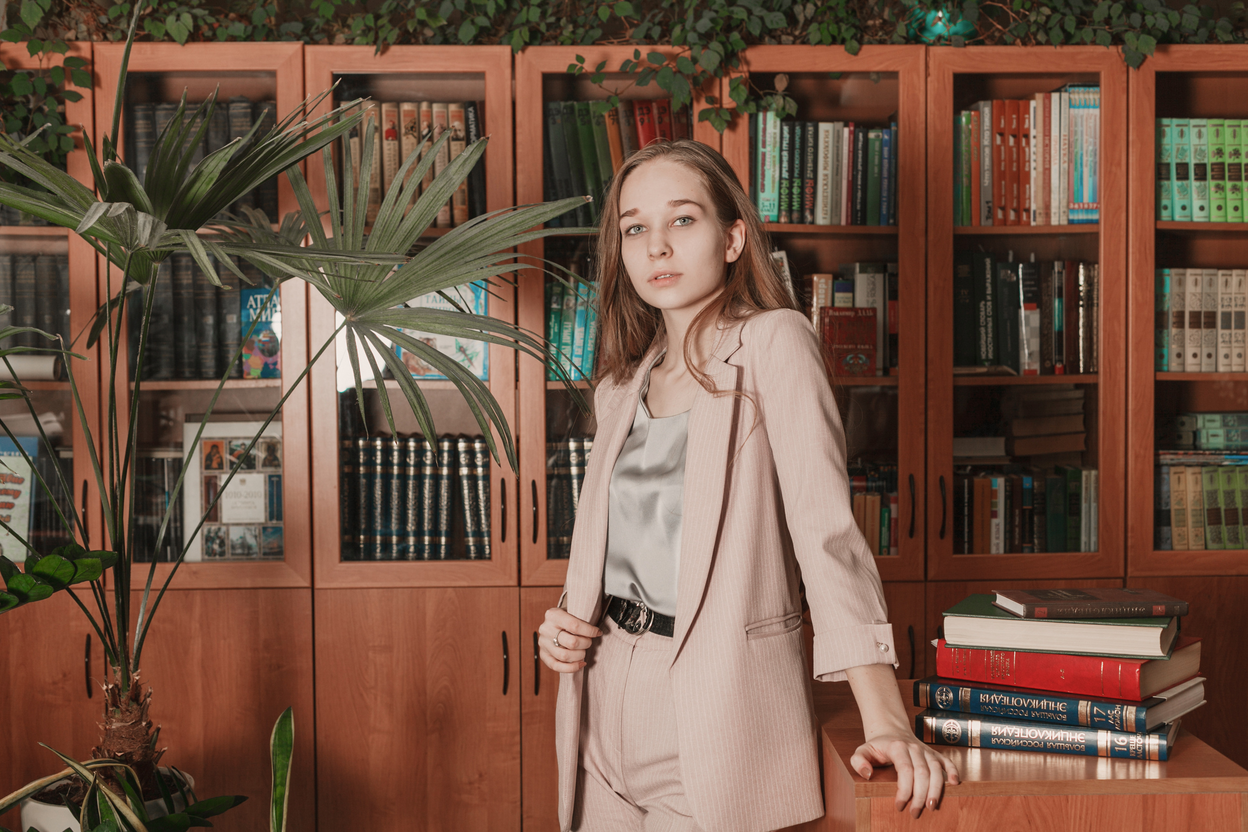 В школьной библиотеке г. Ярославль. Ирина Коновалова школьный фотограф. Выпускные альбомы Ярославль