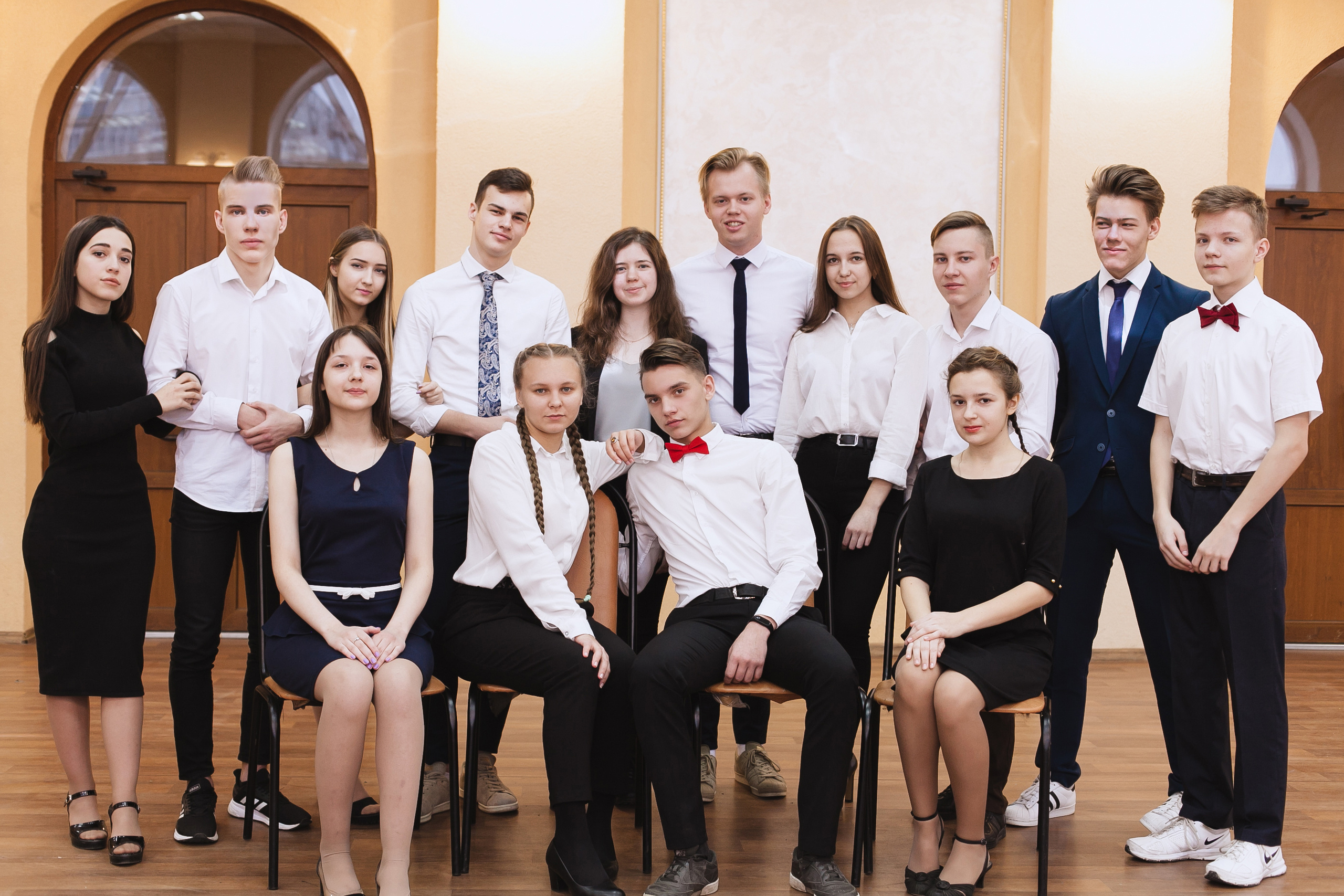 выпускной класс, групповое фото, общая фотография класса, одноклассники, школьники, школьные друзья, школа, выпускной, 11 класс, 1 сентября, фотосессия в школе, школьная фотосъемка