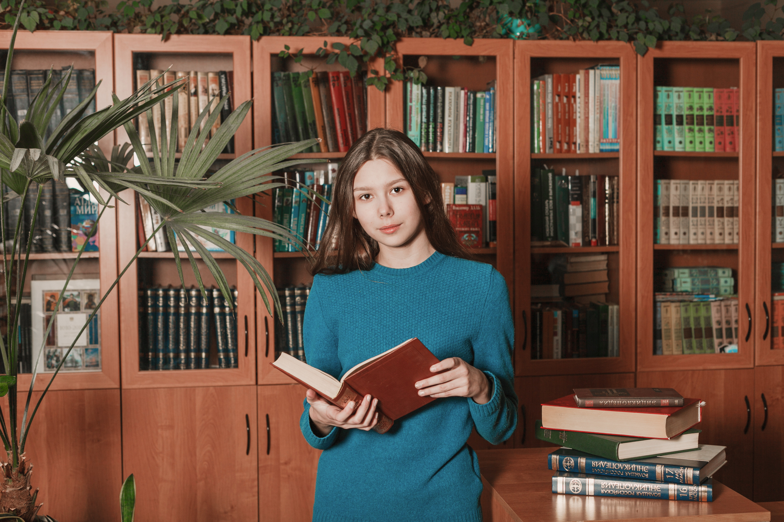 В школьной библиотеке г. Ярославль. Ирина Коновалова школьный фотограф. Выпускные альбомы Ярославль