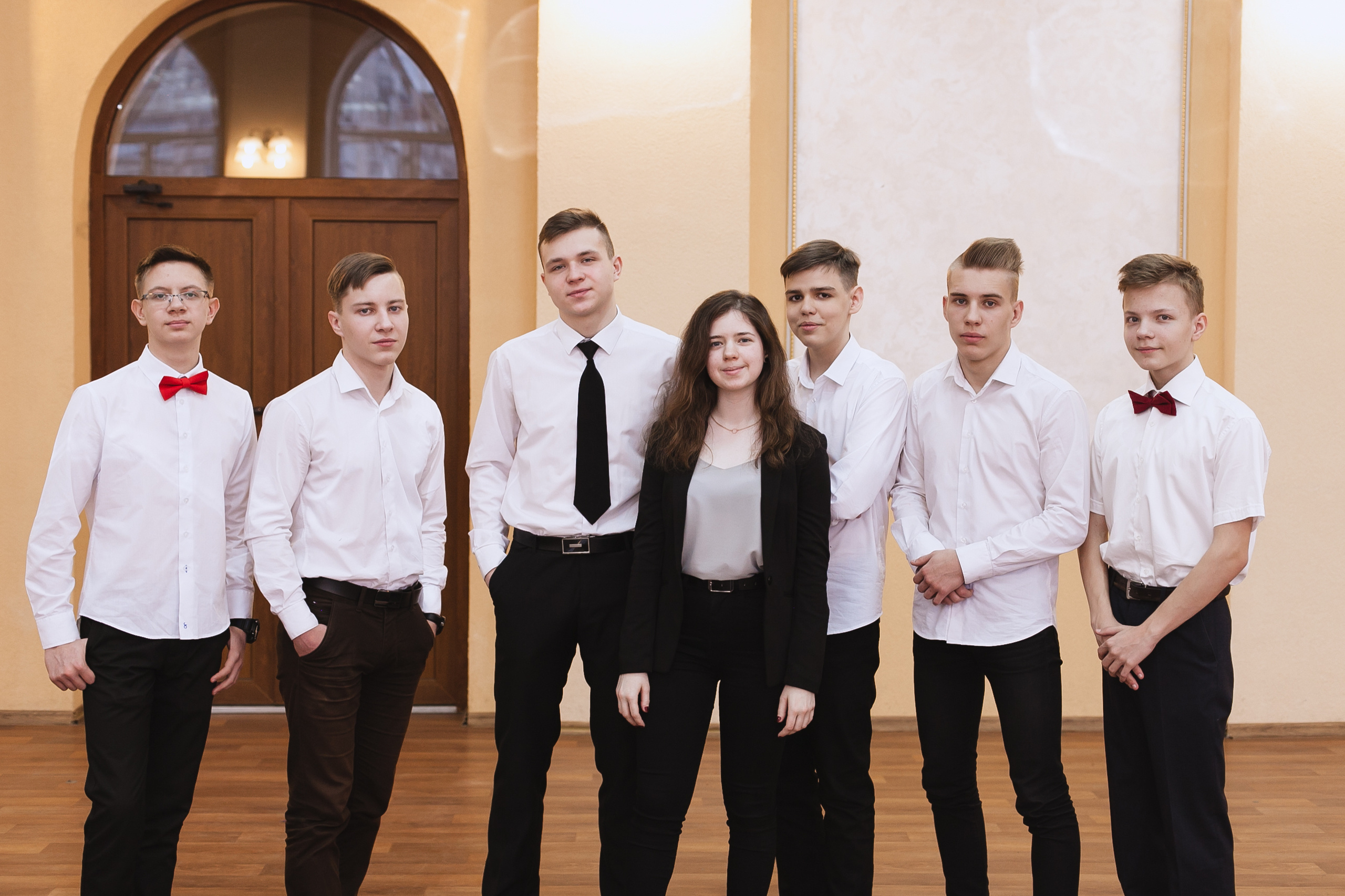 выпускной класс, групповое фото, общая фотография класса, одноклассники, школьники, школьные друзья, школа, выпускной, 11 класс, 1 сентября, фотосессия в школе, школьная фотосъемка