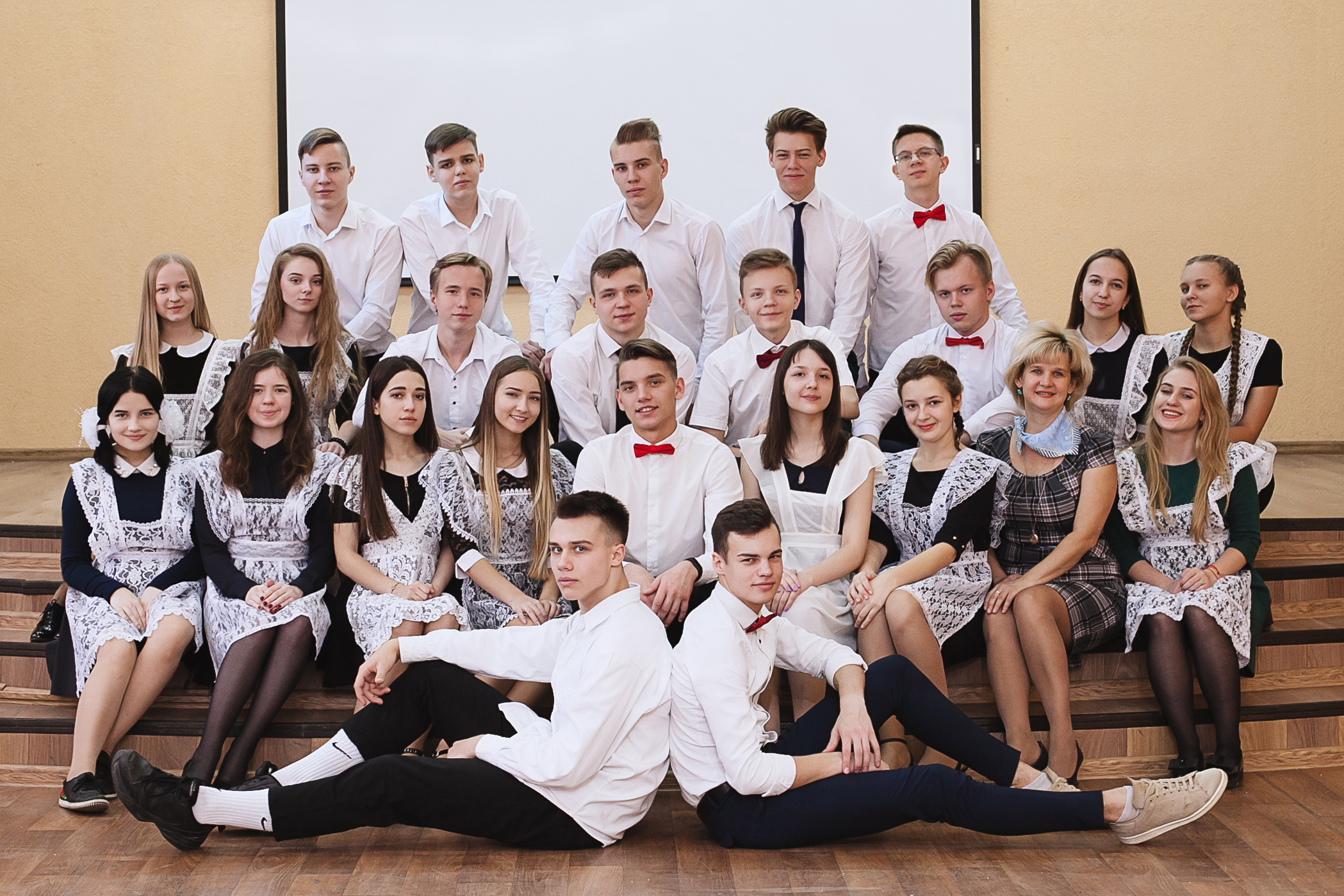 выпускной класс, групповое фото, общая фотография класса, одноклассники, школьники, школьные друзья, школа, выпускной, 11 класс, 1 сентября, фотосессия в школе, школьная фотосъемка