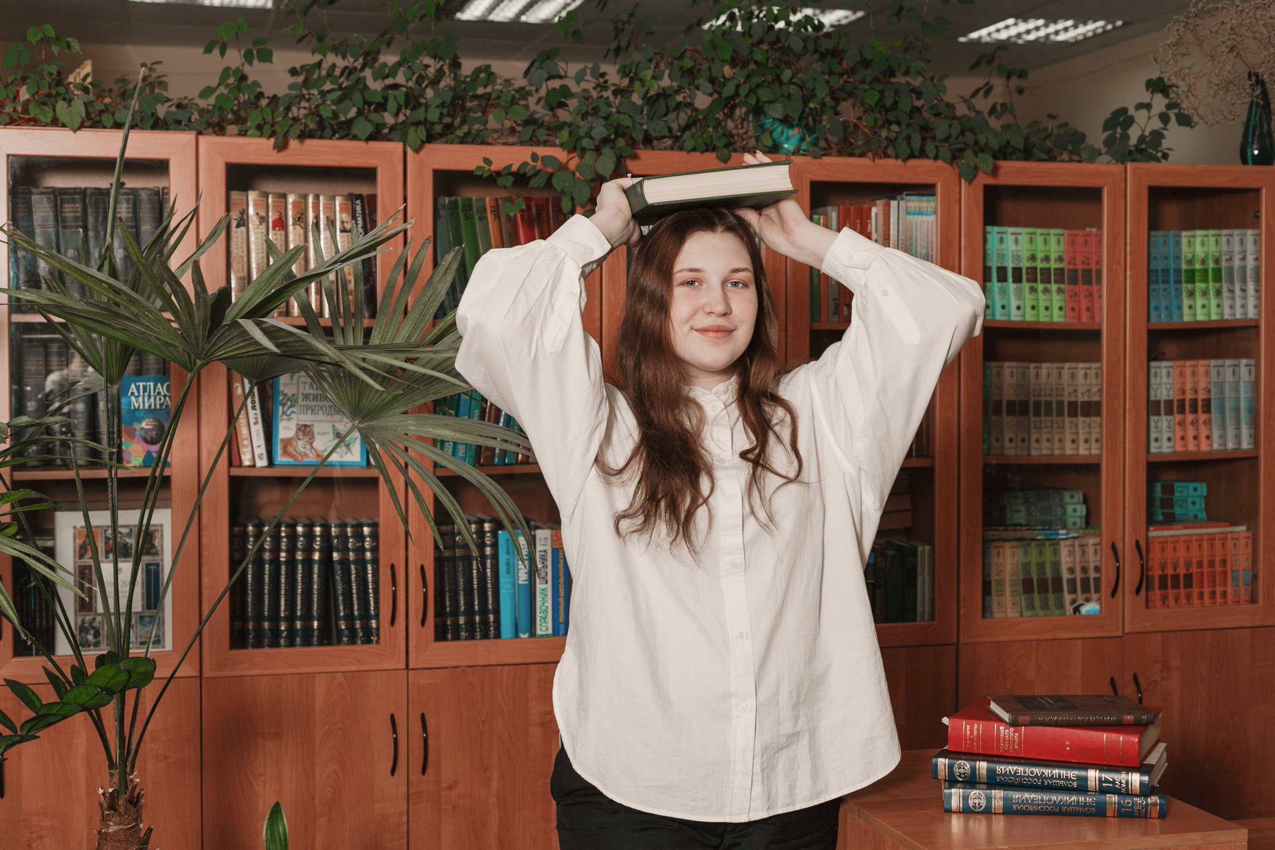 В школьной библиотеке г. Ярославль. Ирина Коновалова школьный фотограф. Выпускные альбомы Ярославль