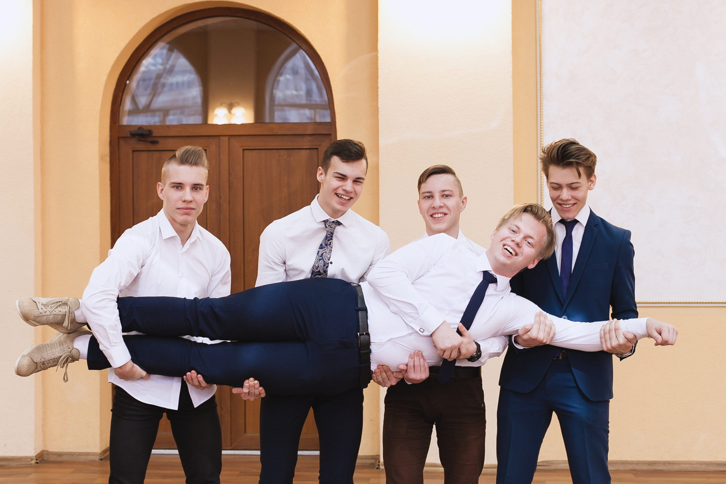 выпускной класс, групповое фото, общая фотография класса, одноклассники, школьники, школьные друзья, школа, выпускной, 11 класс, 1 сентября, фотосессия в школе, школьная фотосъемка