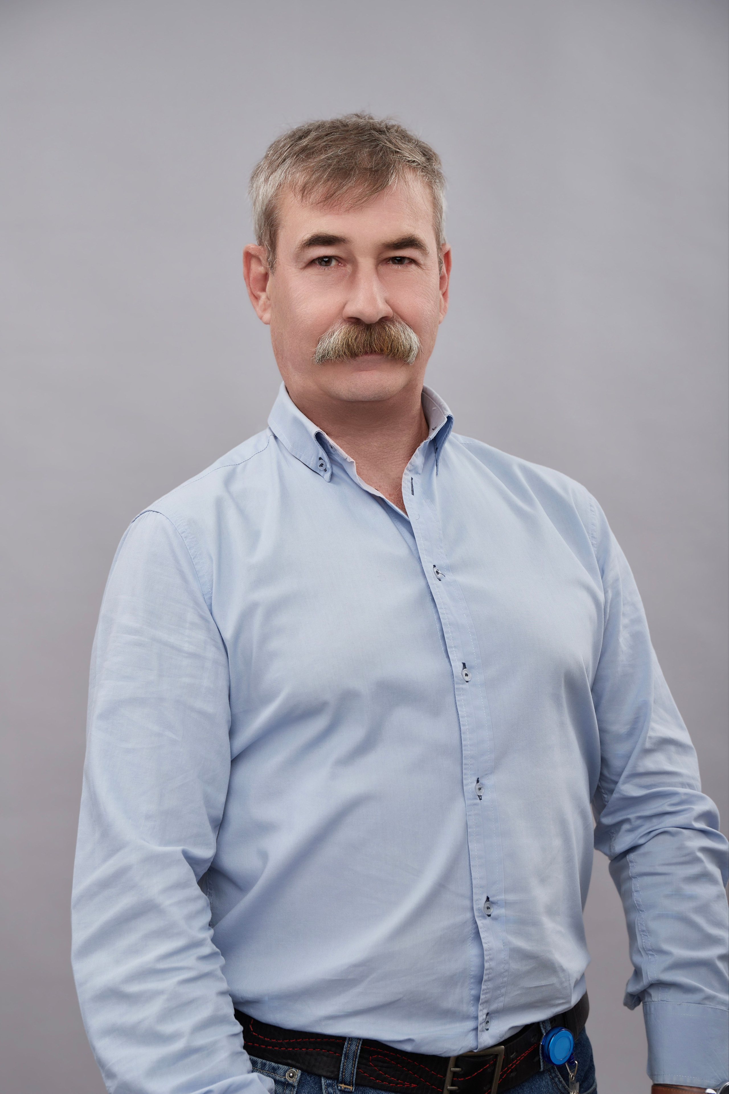 "Профессиональный портрет мужчины в студии""Женский портрет с естественным освещением""Крупный план портрета улыбающейся женщины""Портретная съемка в студии для делового портфолио"Для съемки сотрудников компании:"Группа сотрудников компании на корпоративной фотосессии""Портреты сотрудников офиса для корпоративного сайта""Фотосъемка команды компании в рабочей обстановке""Деловой портрет сотрудника для бизнес-профиля"