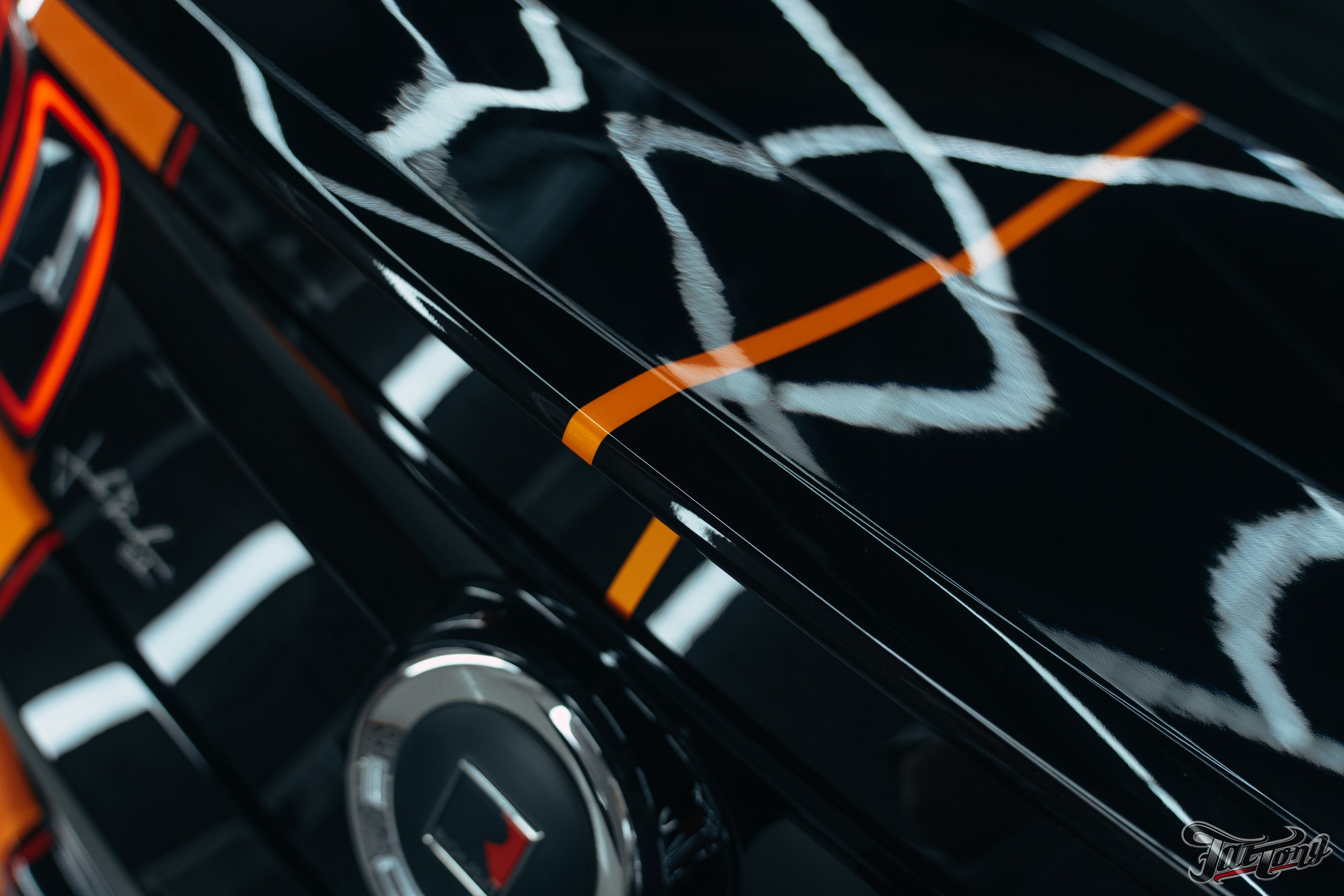 Ford Mustang Roush оранжевый окрас кузова и выкрас полос. DeLorein