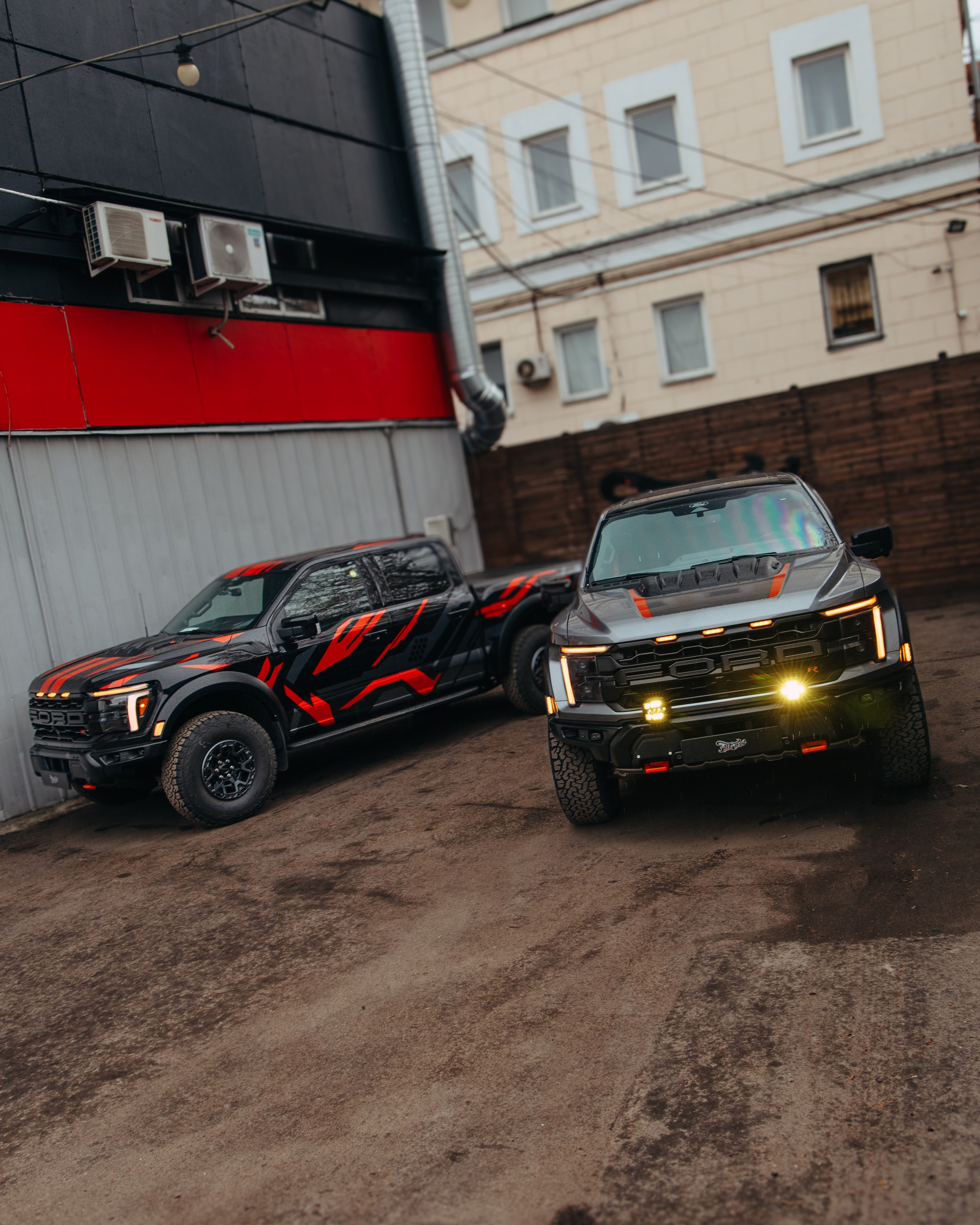 2x Ford Raptor R. DeLorein