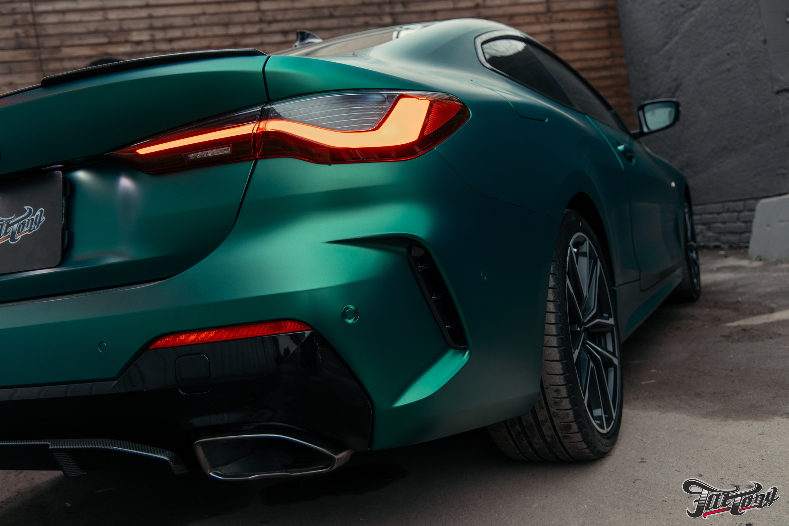 BMW 440i оклейка в цветной полиуретан Wematec matt green chrome с проемами. DeLorein