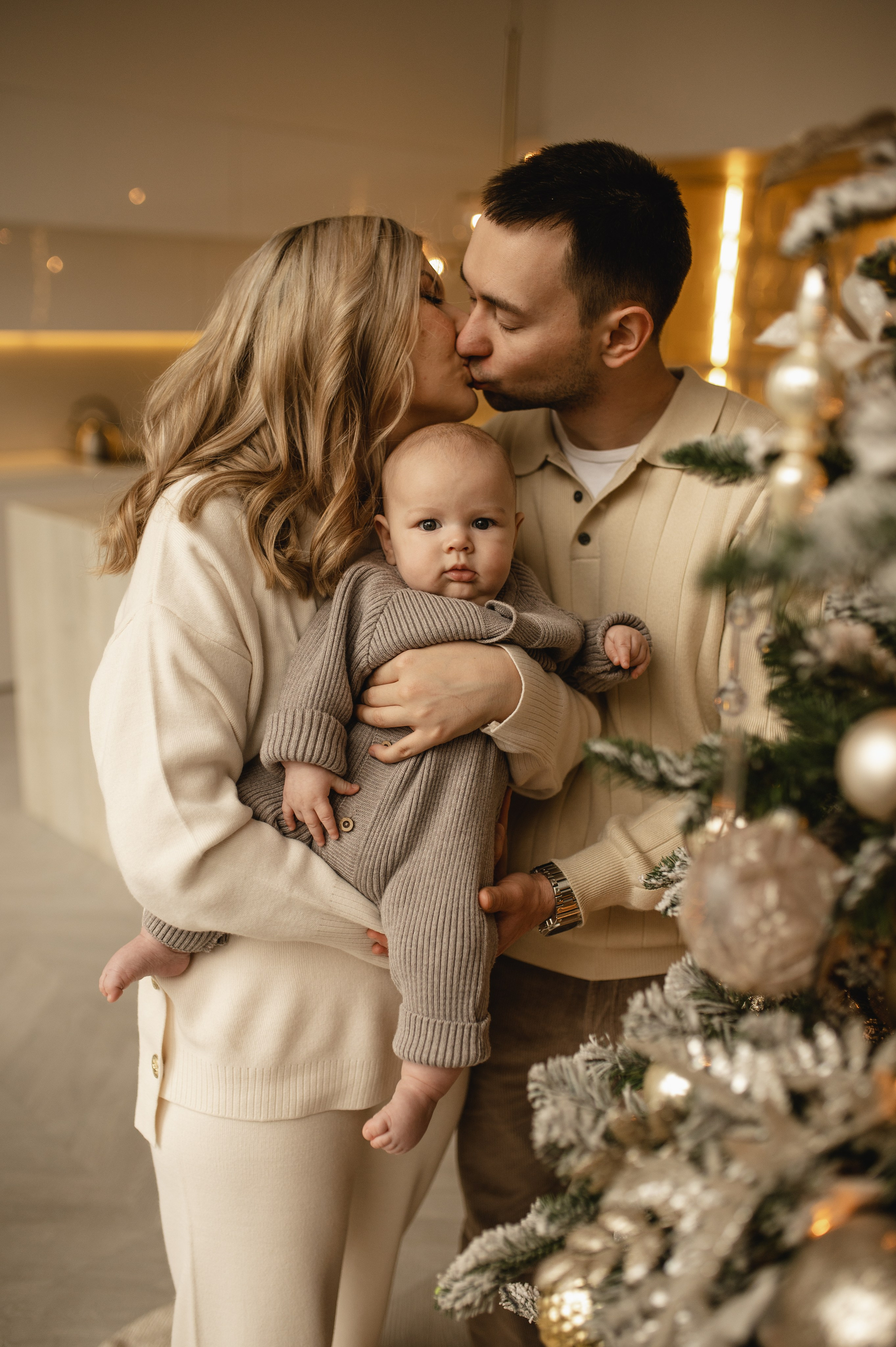 Новогодняя фотосессия в студии с малышом 6 месяцев в Бутово. Семейная фотосессия Бутово Москва фотограф Алина Морщагина