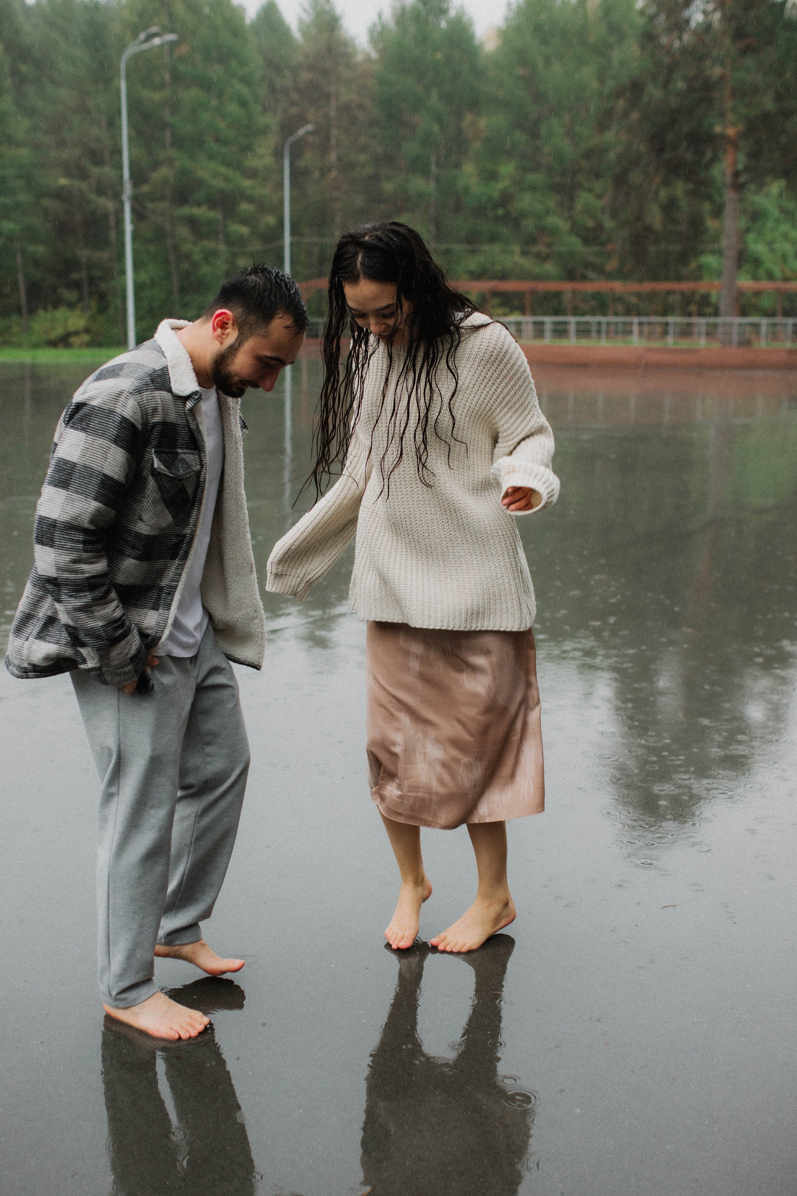 Бегать по сентябрьским лужам вдвоём. Свадебный фотограф Новосибирск