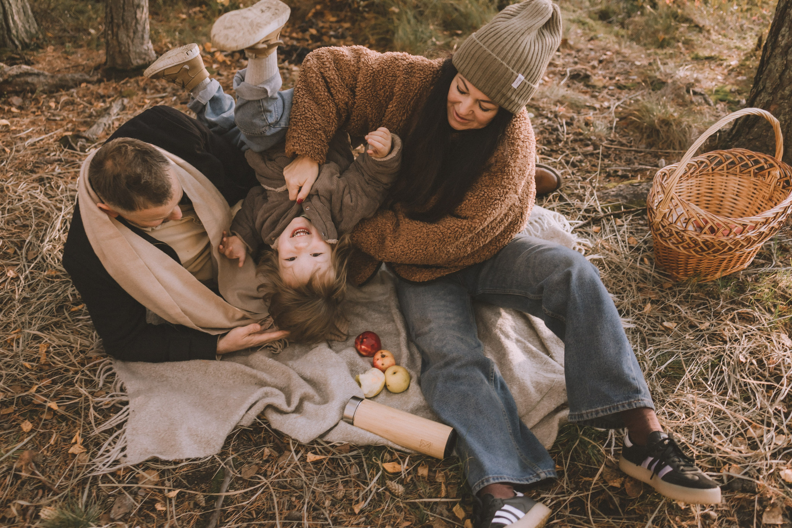 поиграть с мамой и папой в щекотки на пикнике в лесу это счастье