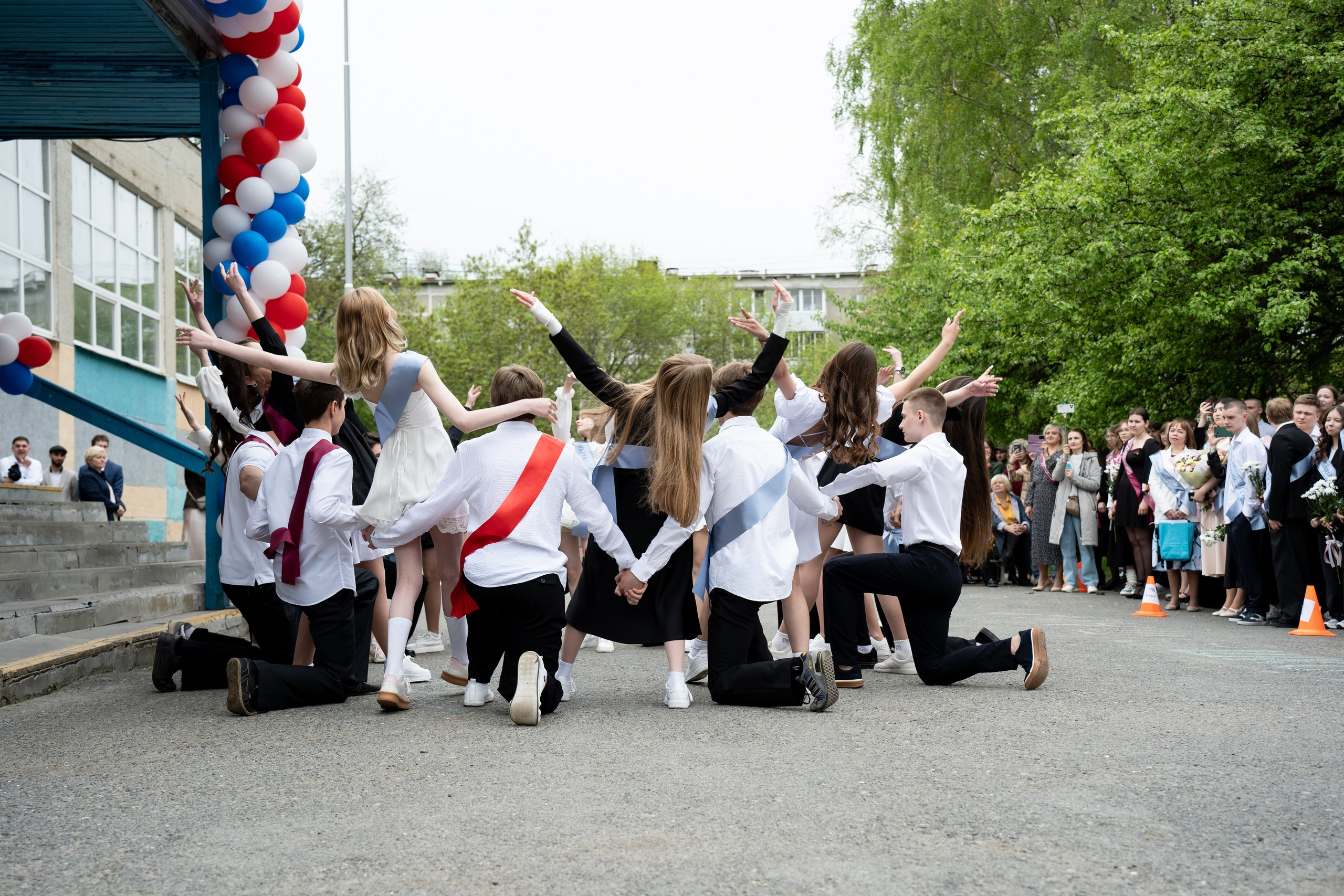 Последний звонок 64 шк. Фотостудия «Стрекоза»