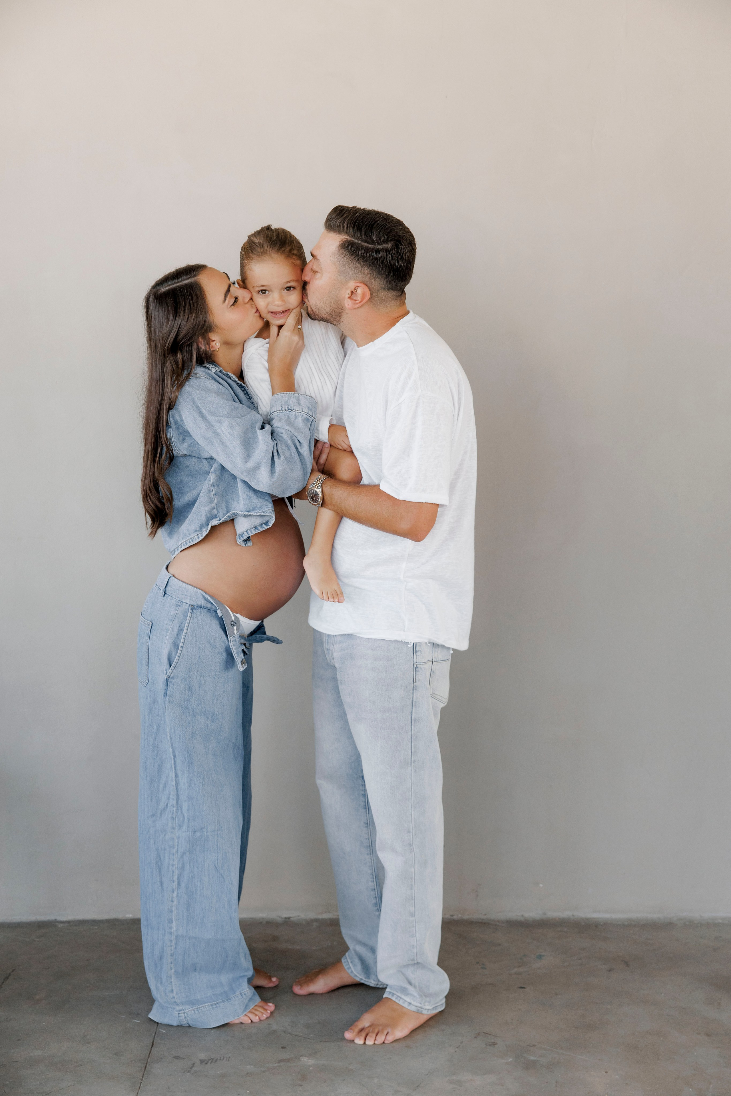 Pregnancy photoshoot inside the studio in Tel Aviv. Главная