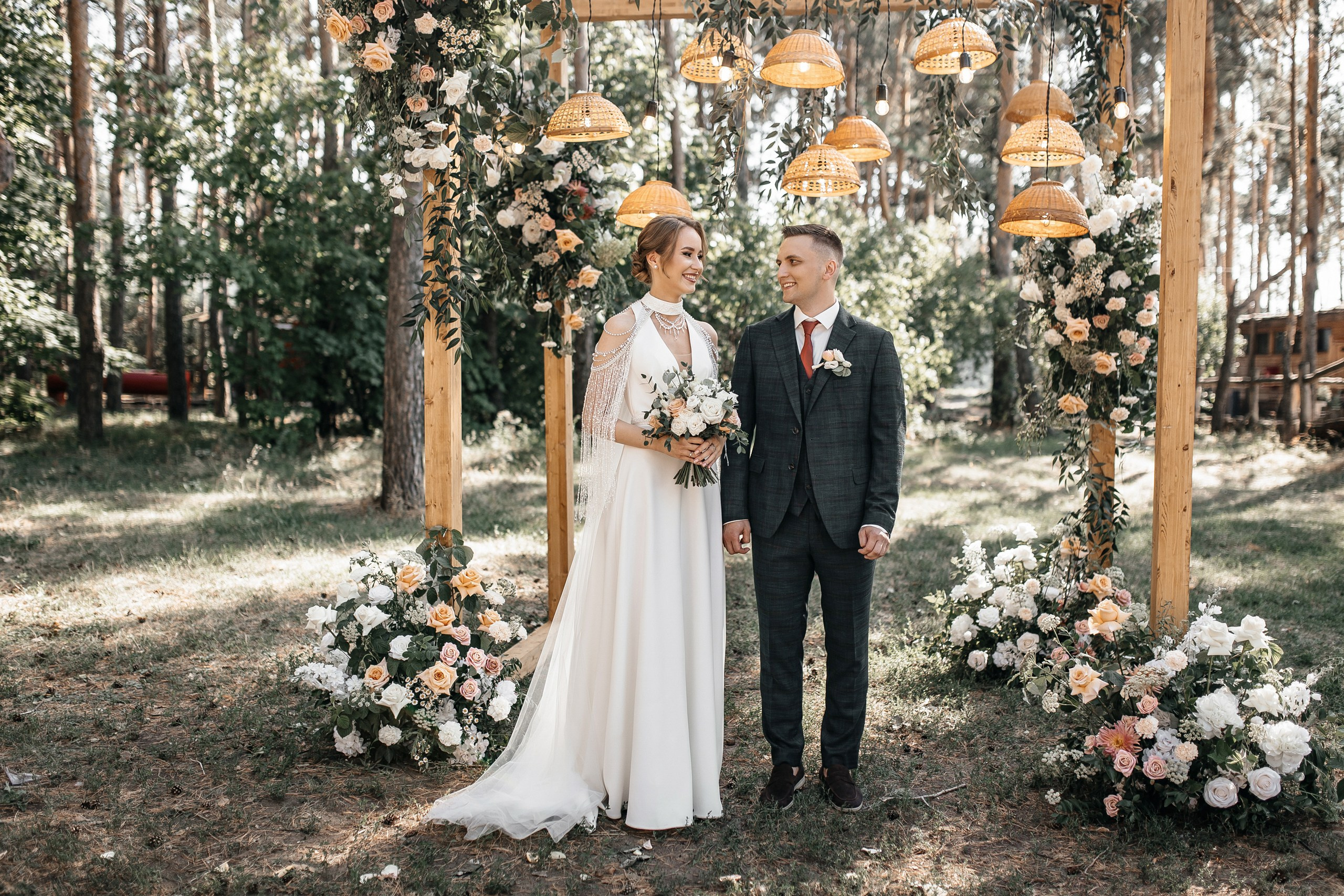 Здравствуйте! Я&nbsp;свадебный фотограф из&nbsp;Ульяновска, работаю в&nbsp;том числе по&nbsp;всей России и&nbsp;с&nbsp;выездом за&nbsp;границу. Снимаю свадьбы, lovestory, корпоративы, светский репортаж. Провожу обучение по&nbsp;фотографии, мастер-классы и&nbsp;воркшопы для других фотографов.