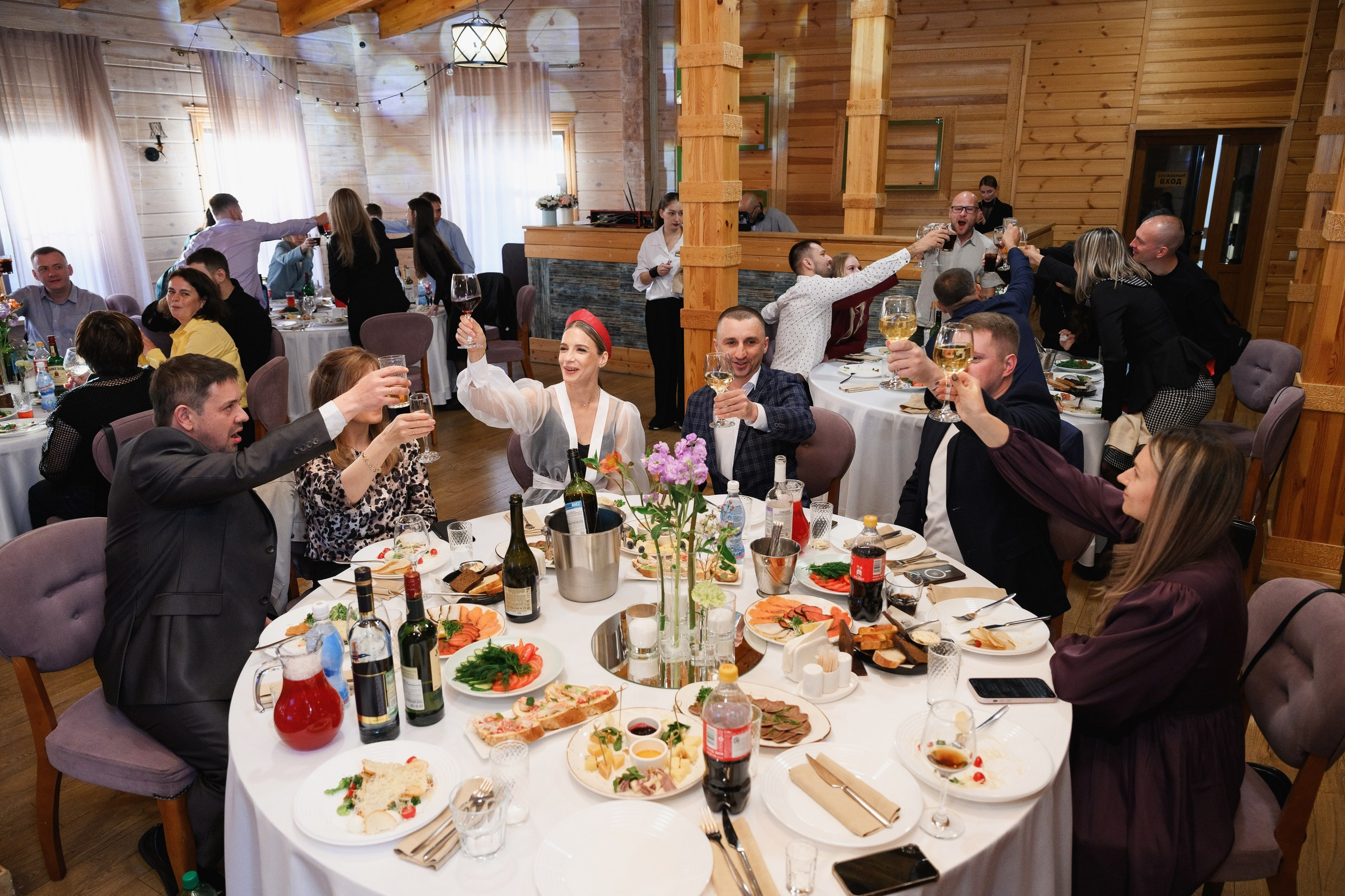 Фотосъемка корпоратива в честь юбилея компании в Петропавловске-Камчатском. Профессиональная съемка празднования юбилея компании в ресторанах Петропавловска-Камчатского. Яркая фотосъемка корпоративного торжества с командой сотрудников. Эмоциональные фотографии с награждения сотрудников и поздравительных речей. Стоимость услуг фотографа на корпоративное мероприятие в Петропавловске-Камчатском.