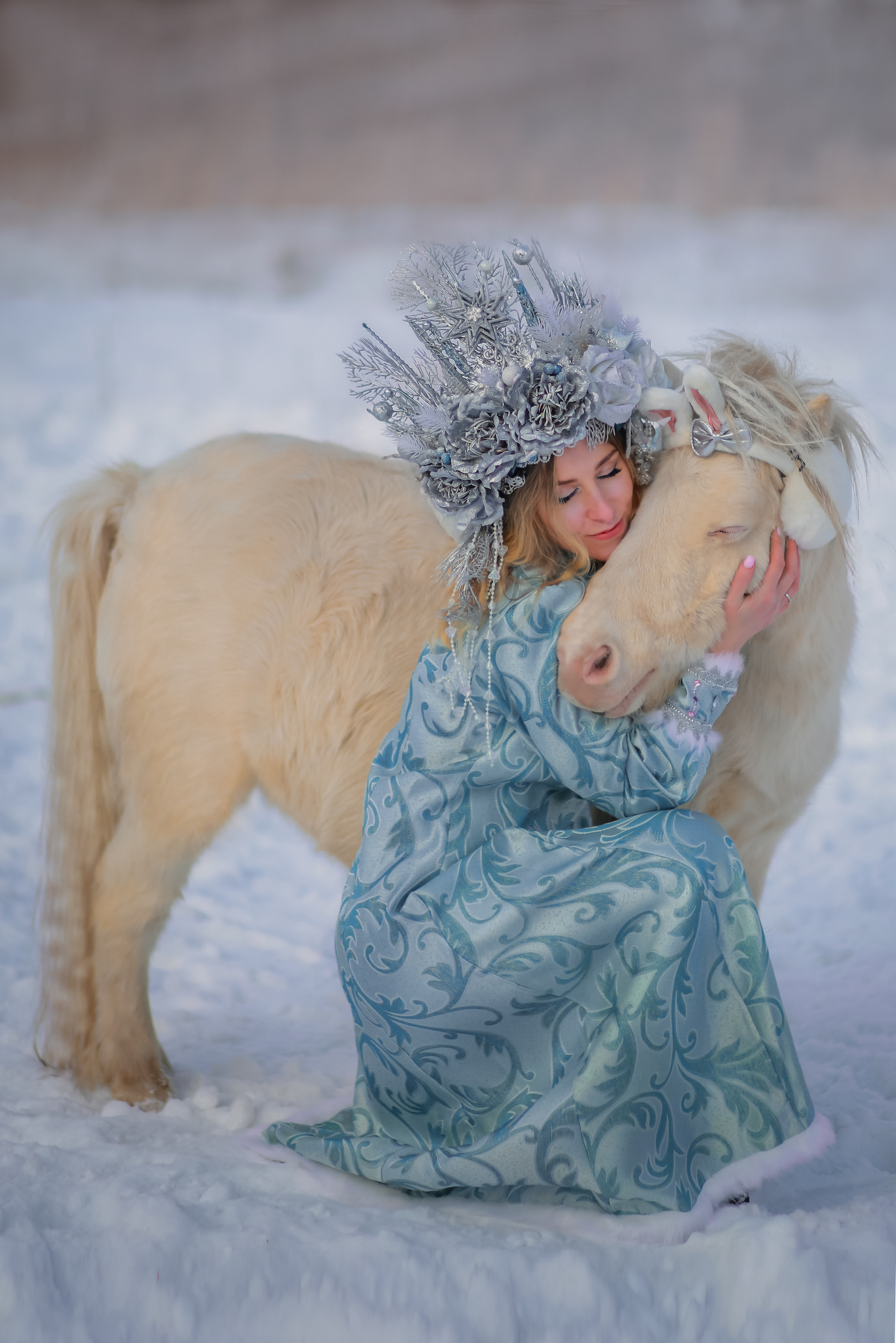 Зимняя Костюмированная фотосессия с Оленем и лошадками. Фотограф 📸 семейный, предметный, репортажный