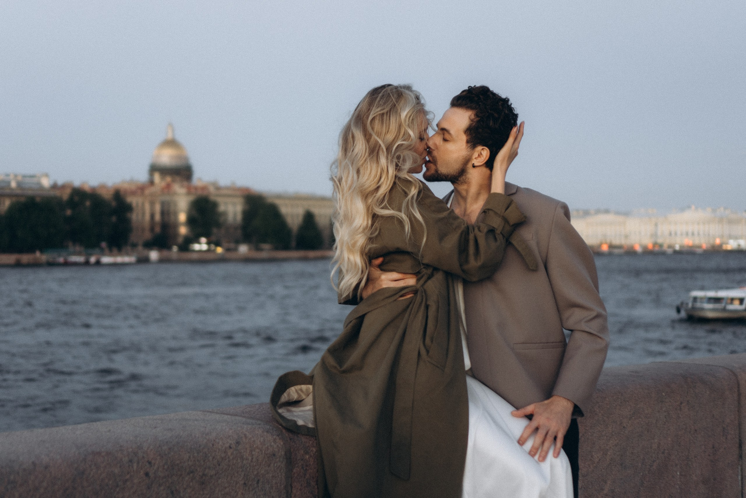 СВАДЕБНАЯ СЬЕМКА ПАРЫ НА РАССВЕТЕ В БЕЛЫЕ НОЧИ И ПРОГУЛКА С РАЗВОДНЫМИ МОСТАМИ И ПИКНИК ВОЗЛЕ ИСАКИЕВСКОГО СОБОРА. Профессиональный фотограф, Санкт-Петербург — Виктория Богомолова