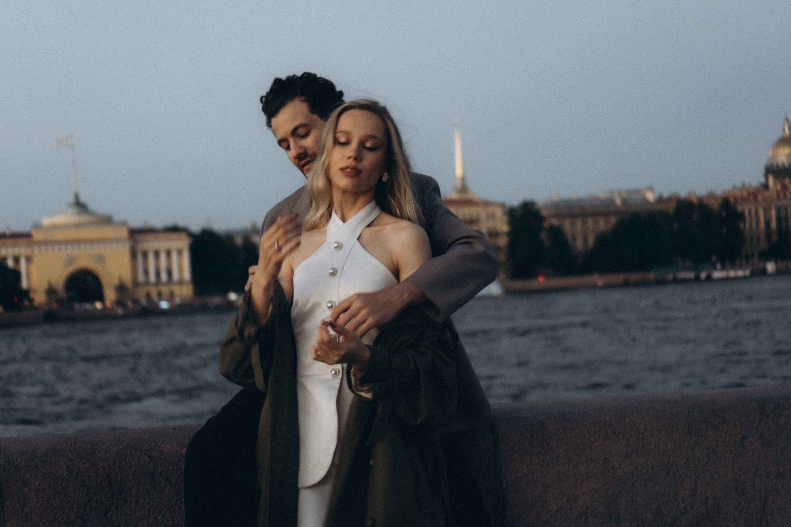 СВАДЕБНАЯ СЬЕМКА ПАРЫ НА РАССВЕТЕ В БЕЛЫЕ НОЧИ И ПРОГУЛКА С РАЗВОДНЫМИ МОСТАМИ И ПИКНИК ВОЗЛЕ ИСАКИЕВСКОГО СОБОРА. Профессиональный фотограф, Санкт-Петербург — Виктория Богомолова