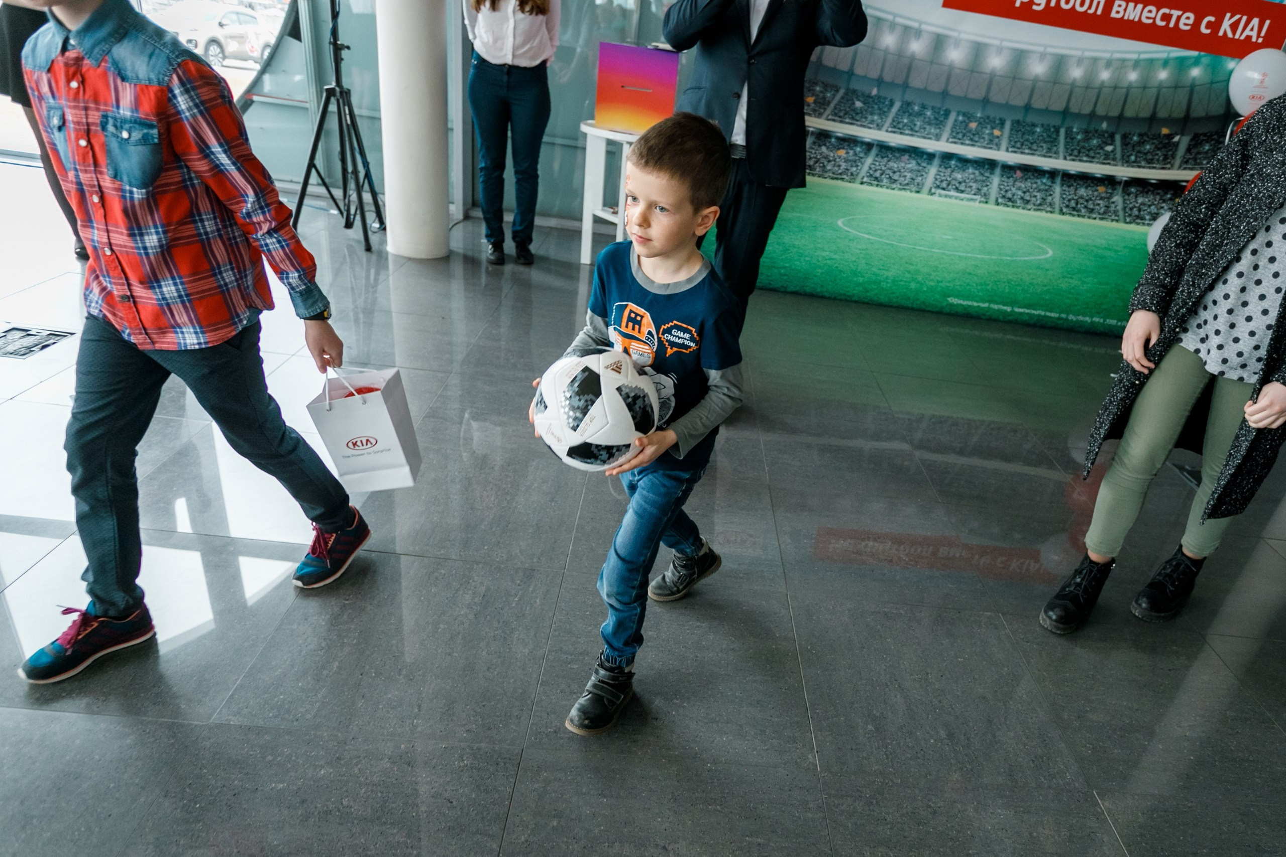 Розыгрыш билетов на ЧМ по футболу FIFA @ Киа Центр. Репортажный фотограф Максим Полянский. Москва, Санкт-Петербург, Красноярск