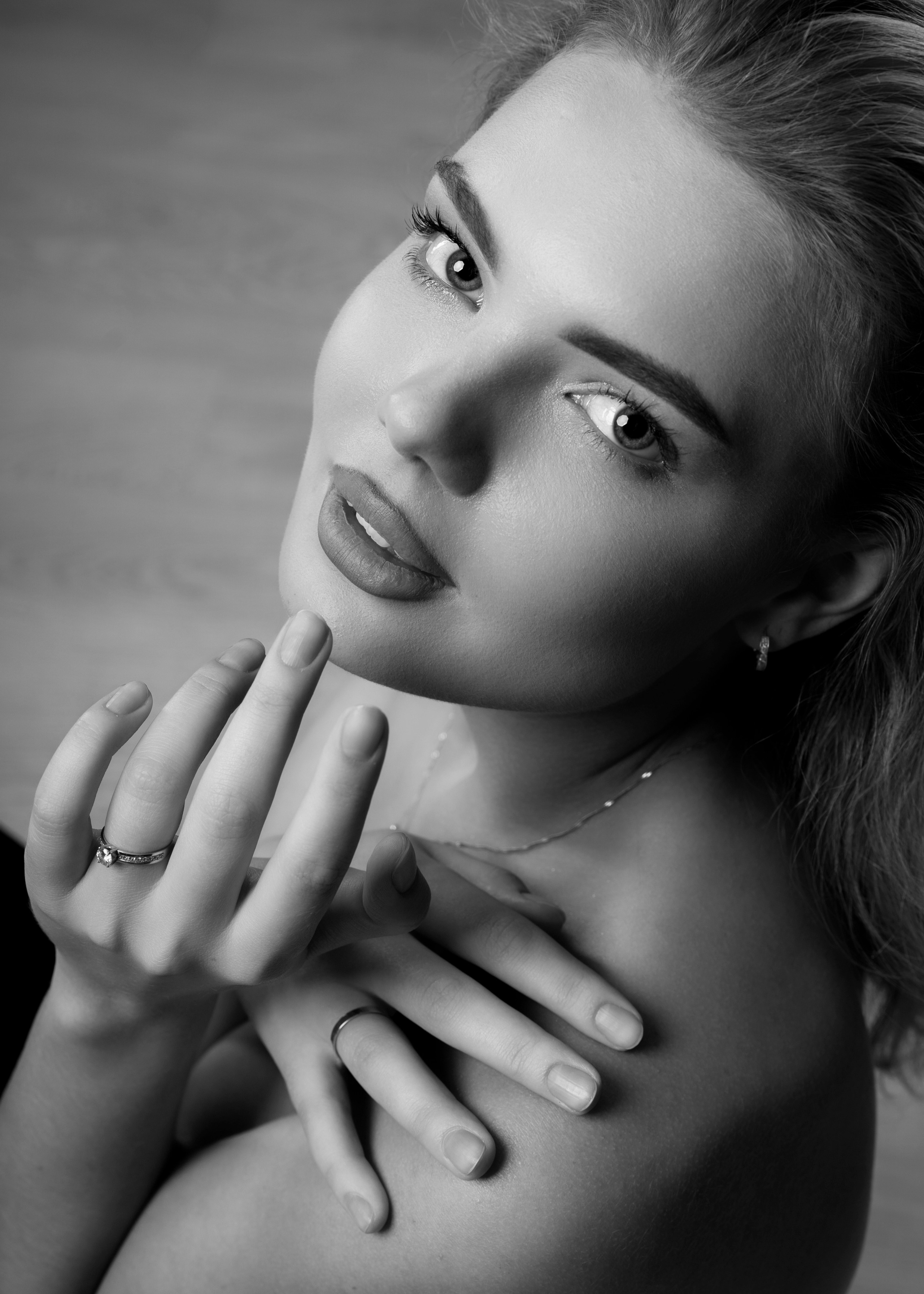 Женский портрет, нежный образ, естественное освещение, студийная съёмка, мягкий женский образ, крупные глаза, улыбка, натуральный макияж, элегантная причёска, белый фон, 