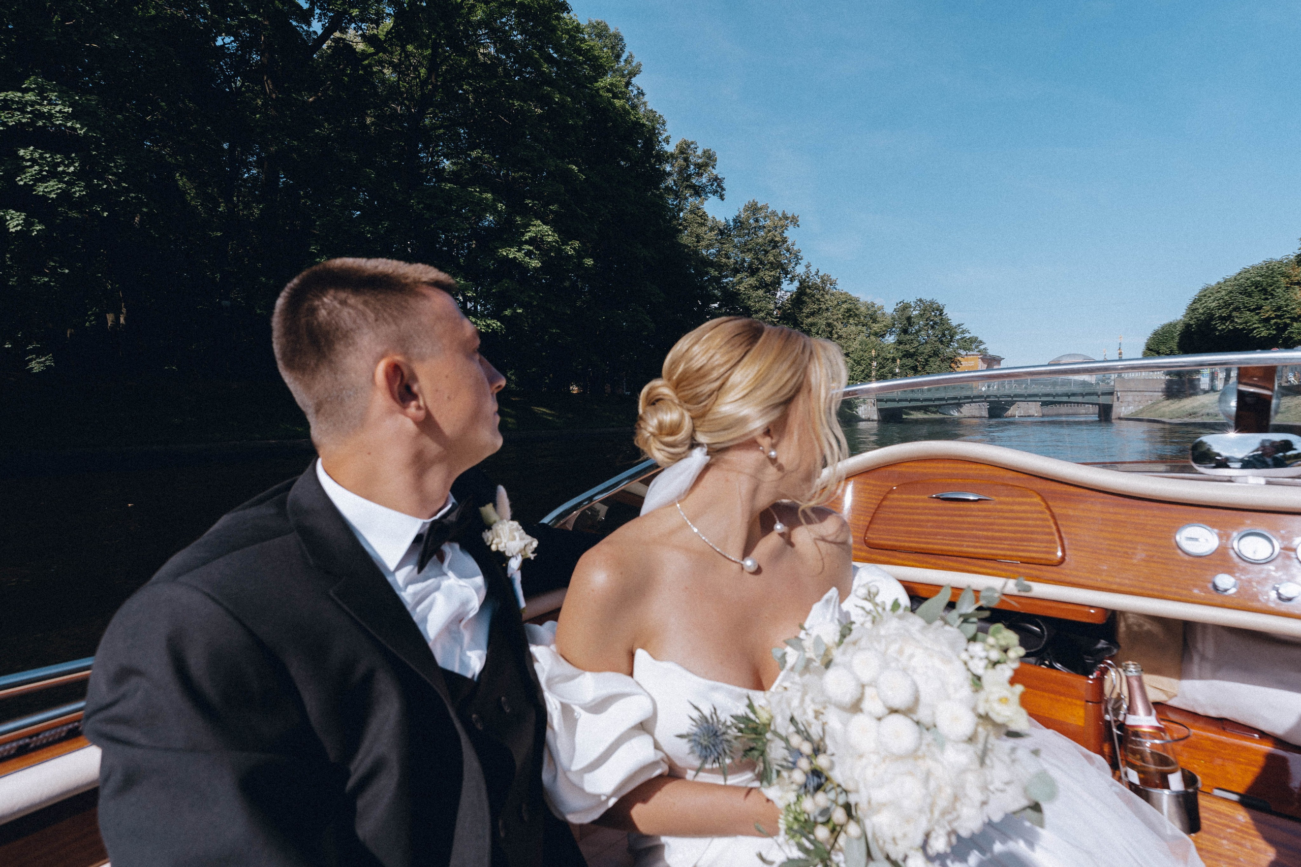 СВАДЕНБНАЯ СЬЕМКА НА КАТЕРЕ ПО КАНАЛАМ САНКТ-ПЕТЕРБУРГА И В АКВАТОРИИ НЕВЫ. Профессиональный фотограф, Санкт-Петербург — Виктория Богомолова
