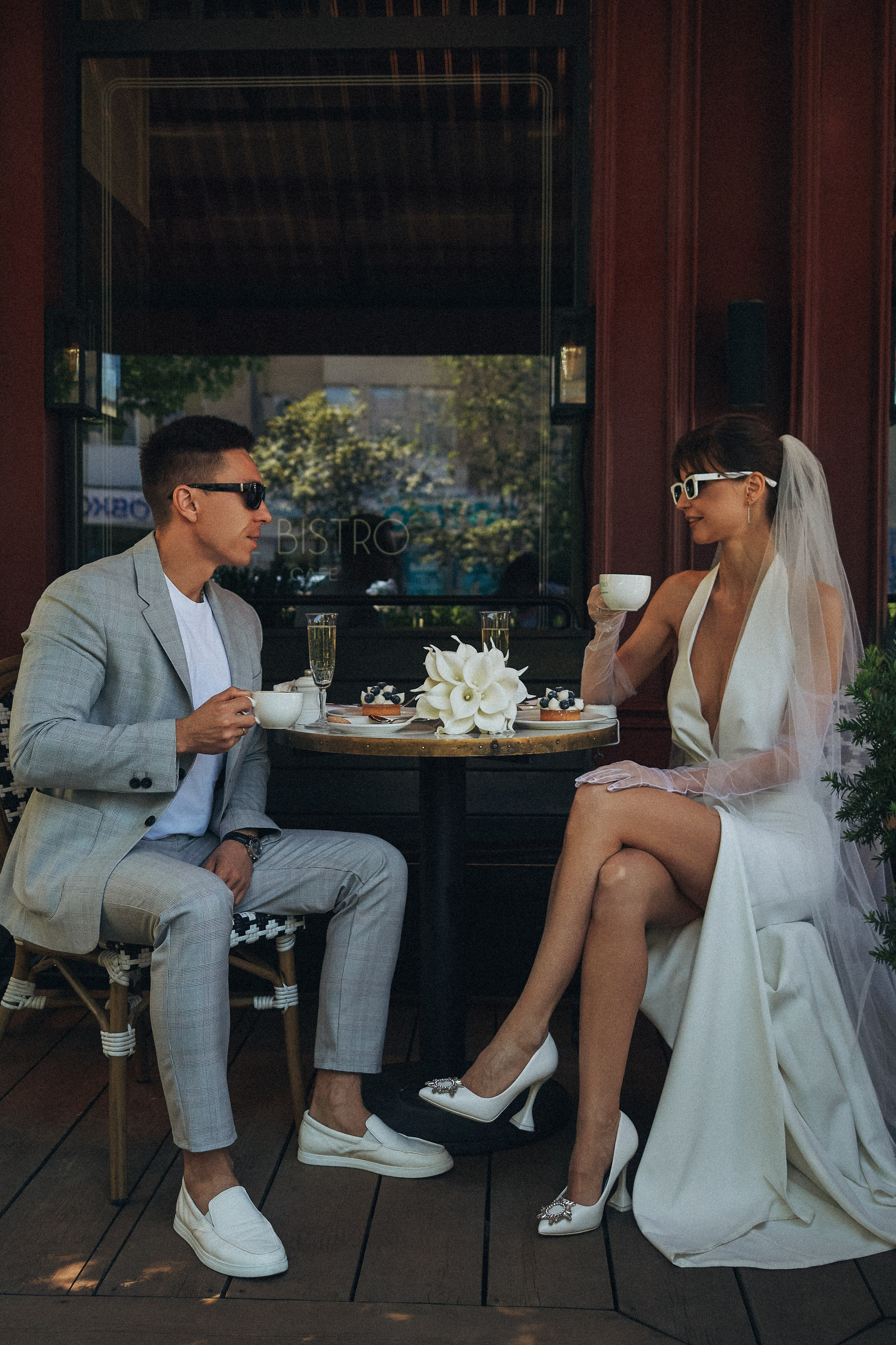 Жених и невеста на веранде пьют кофе.