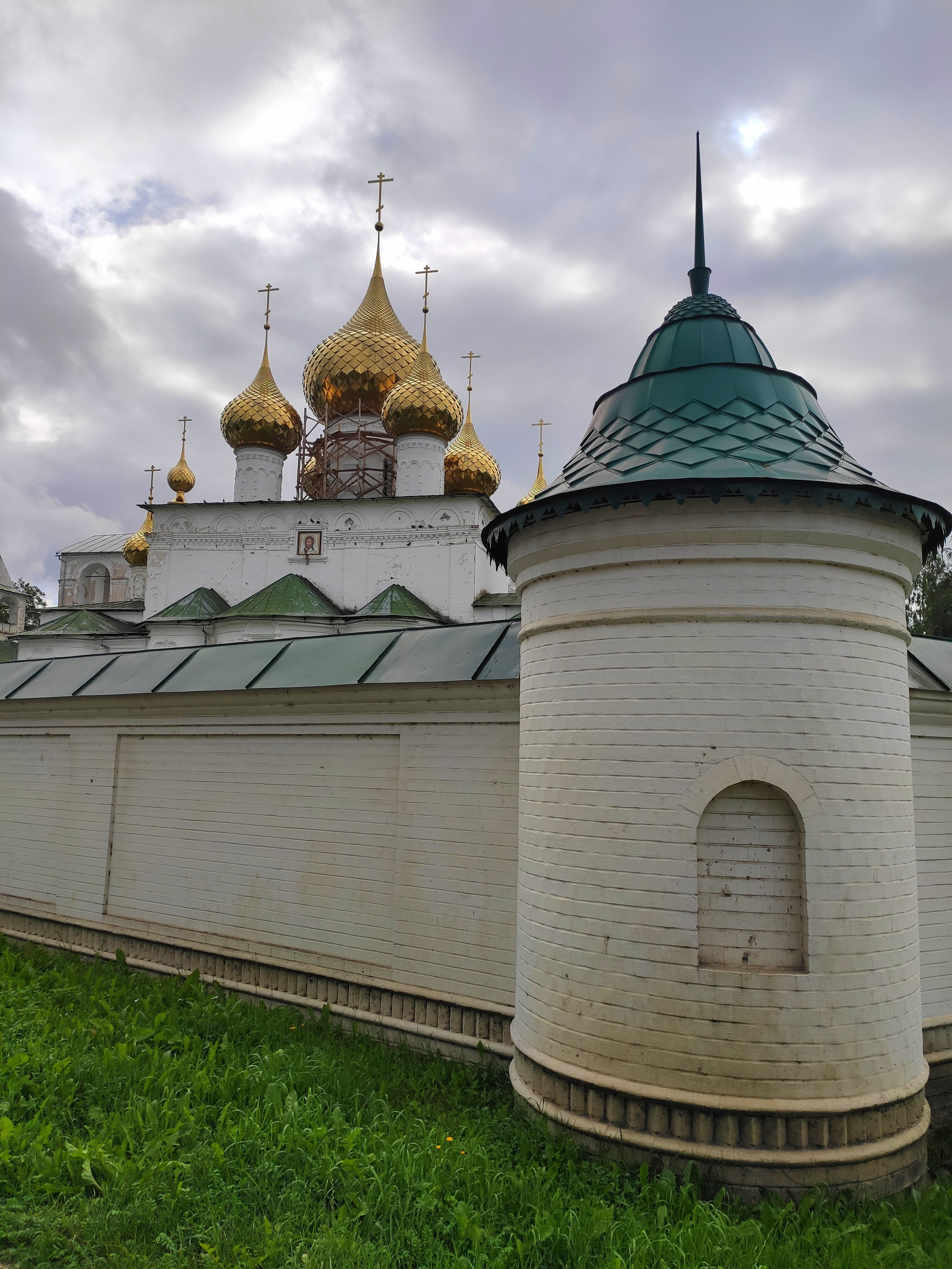 Все сохранившиеся здания строились в "золотой век" развития Углича - нач XVII столетия.