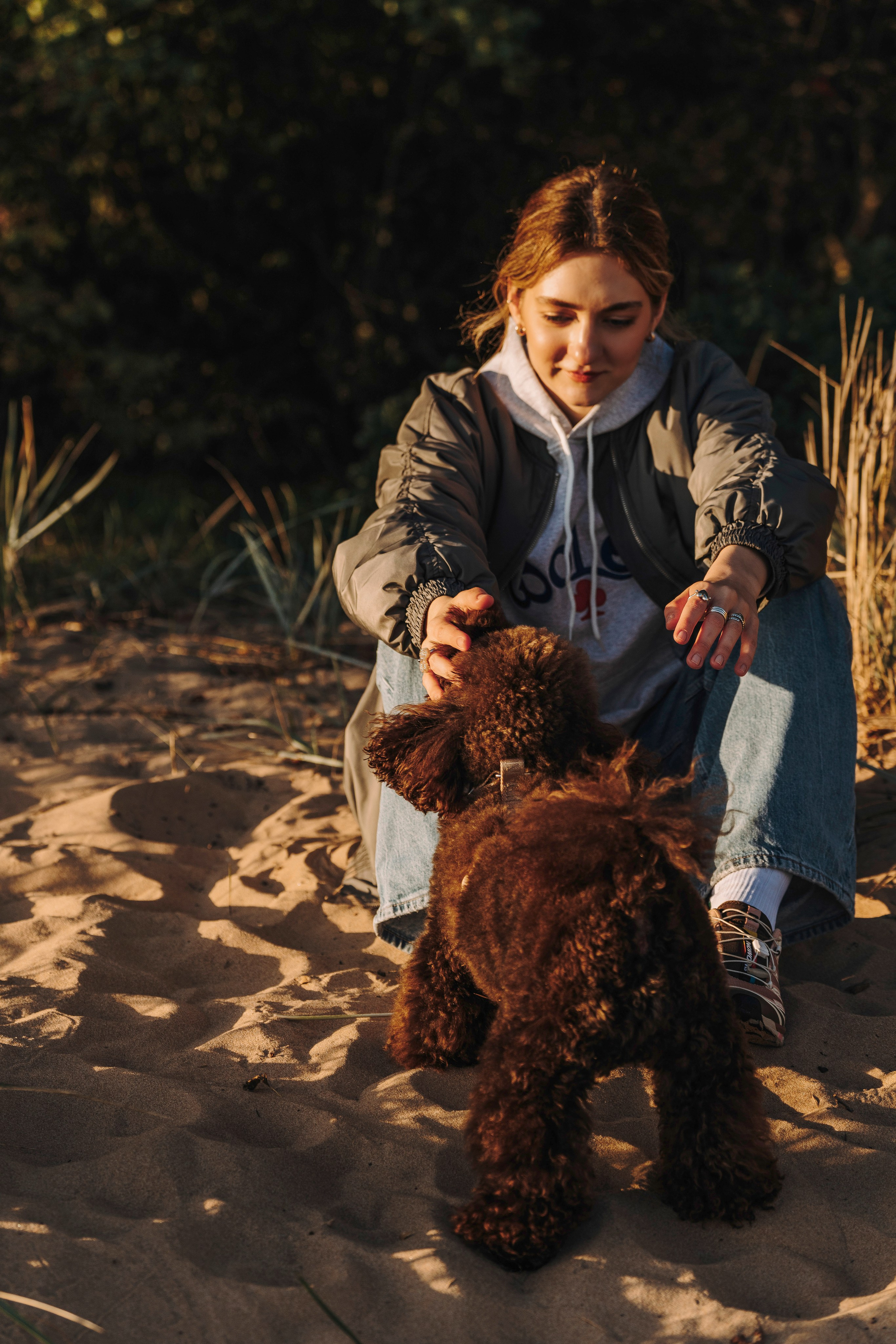 Фотосессия девушки с пуделем на пляже на закате. Фотограф анималист в Спб недорого Олеся Майорова