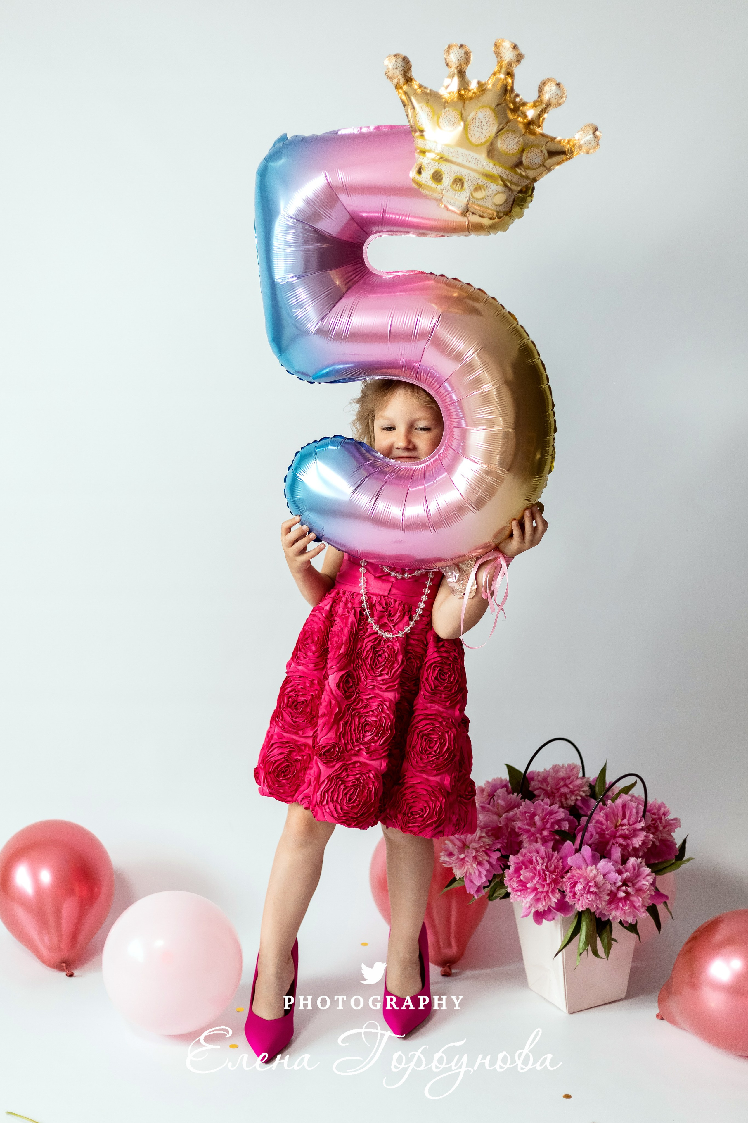 день рождения у девочки в розовом платье на фотосессии в студии с надувной цифрой 5.