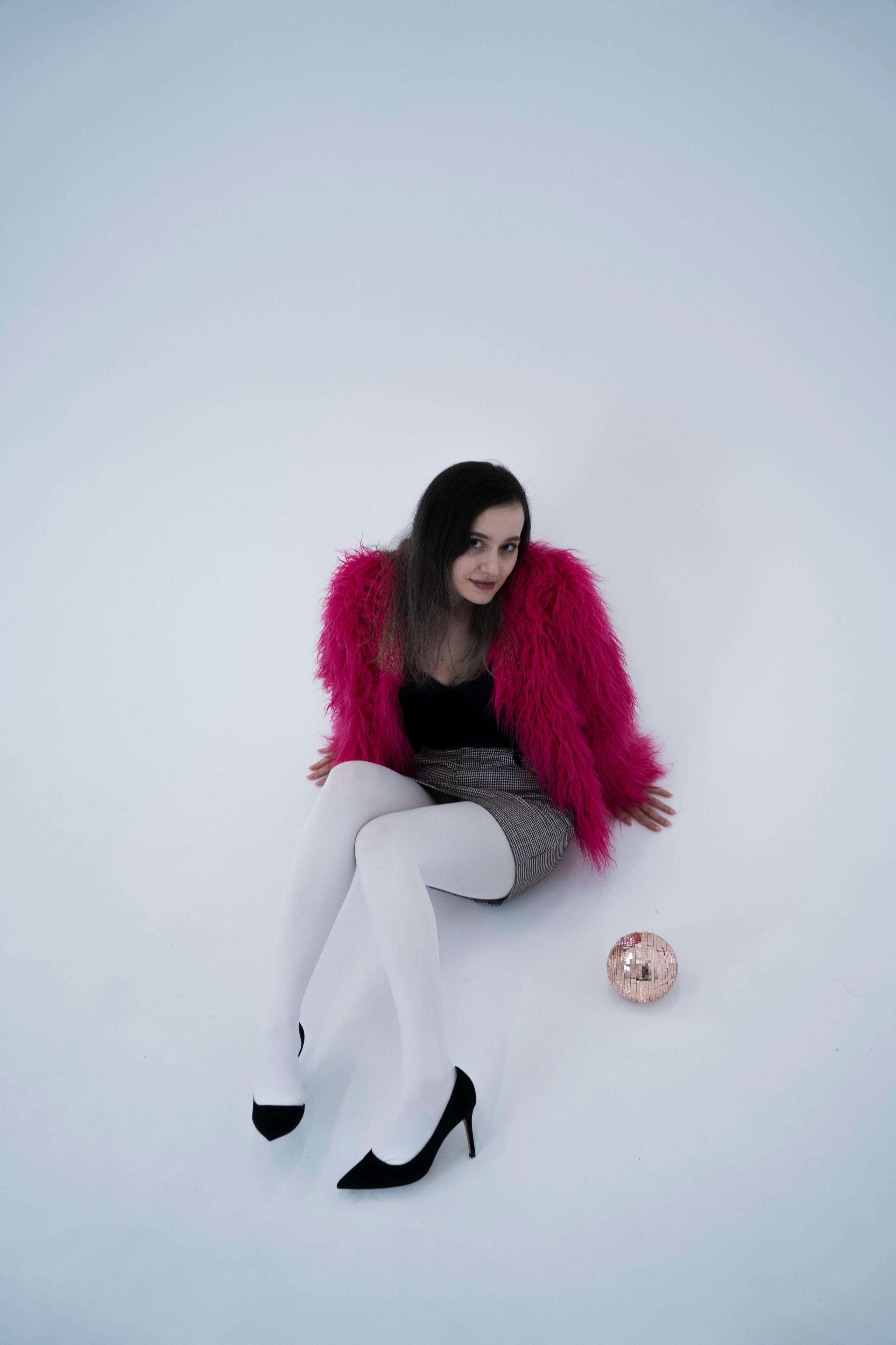 ДЕВОЧКА НА ШАРЕ. Главная