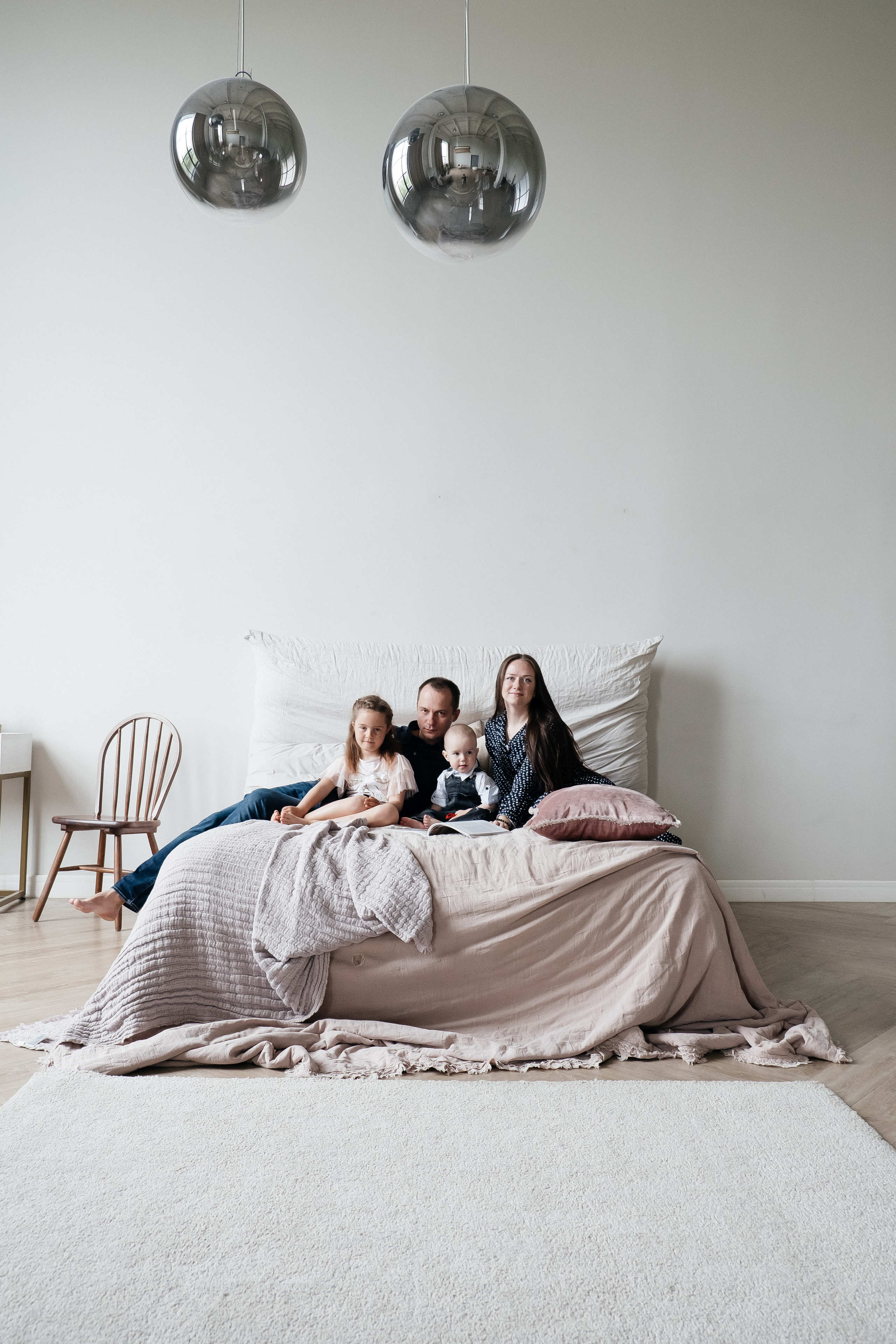 Катя и семья (сканди). Не смотри на других, смотри внутрь себя